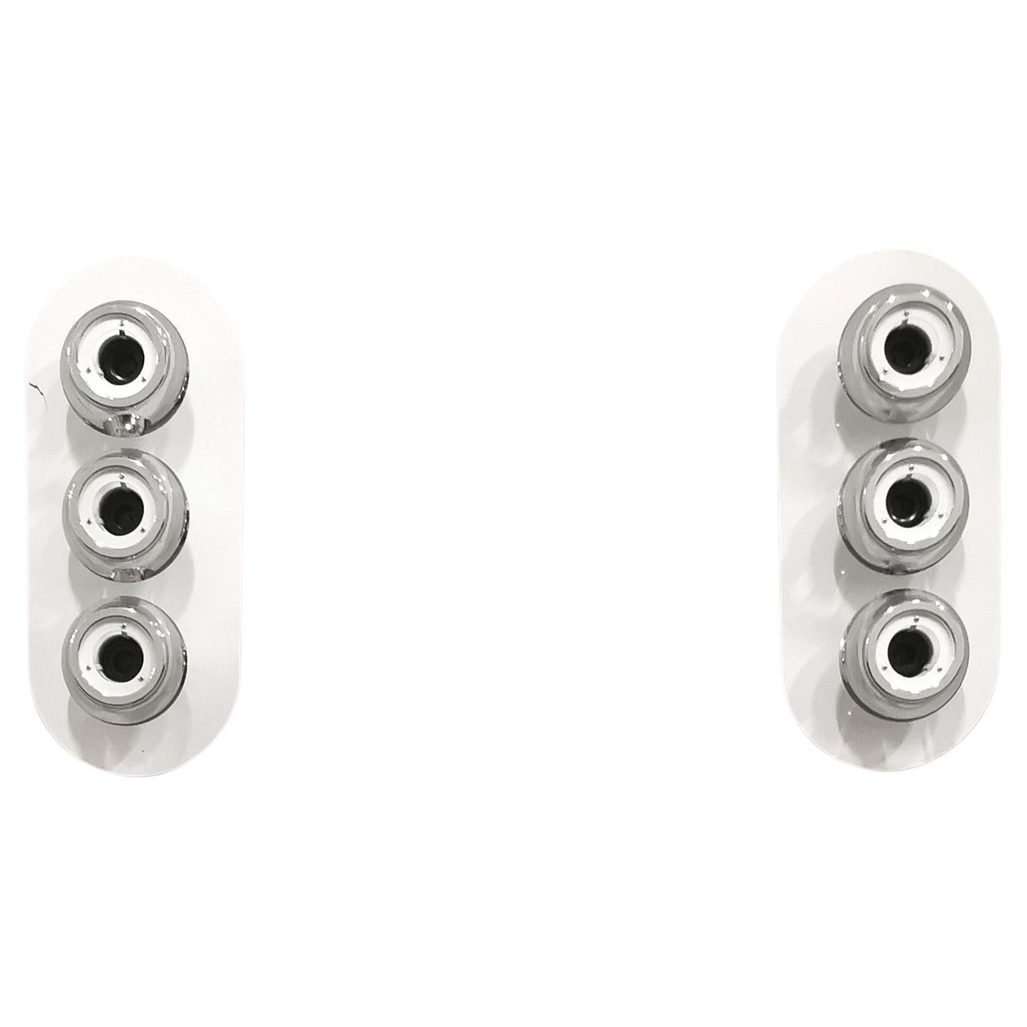 Paire particulière d'appliques avec structure ovale en métal émaillé blanc et 3 diffuseurs pour appliques circulaires en aluminium chromé. Fabriqué en Italie dans les années 70.



NOTE : Nous offrons à nos clients un service excellent et