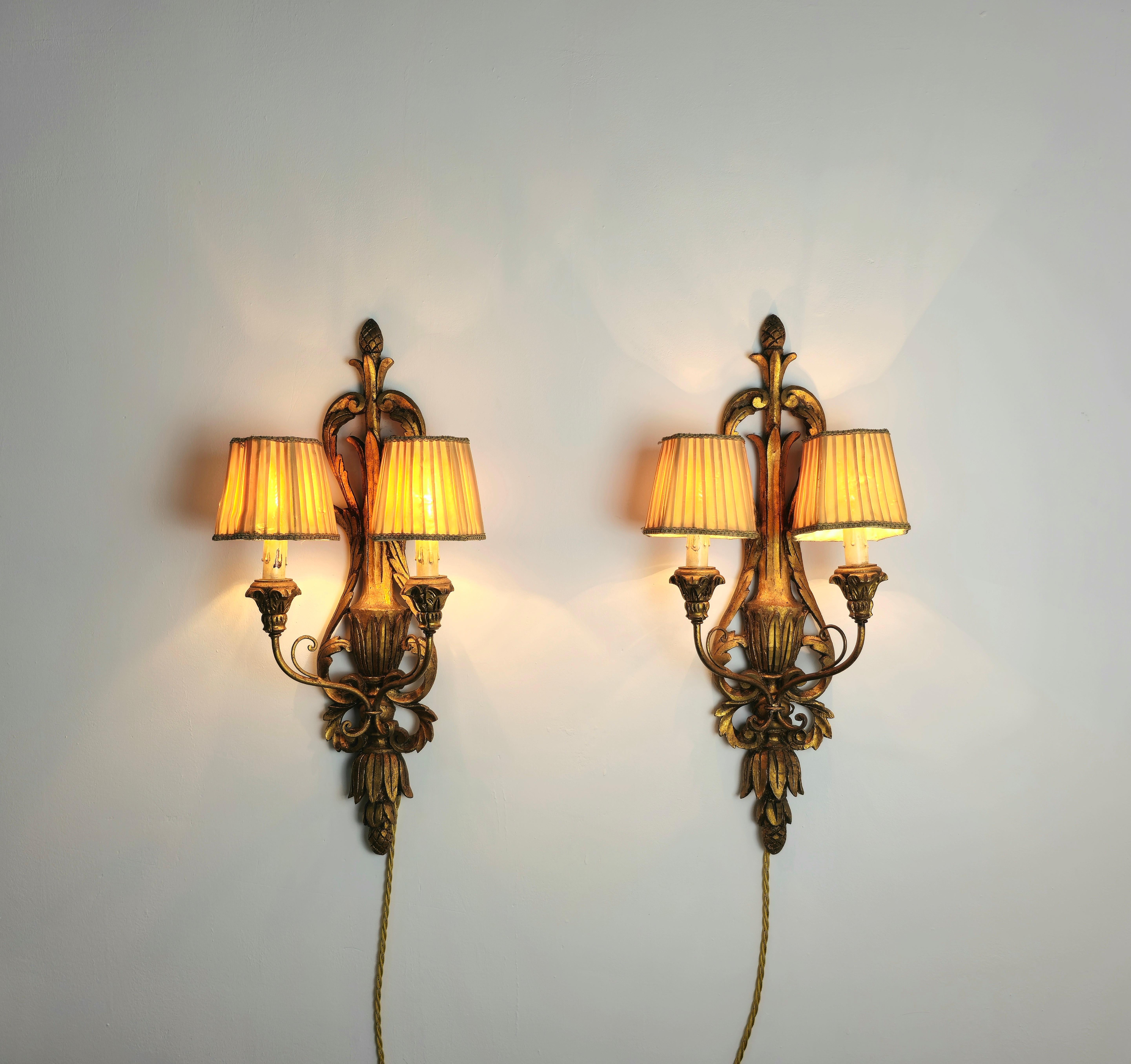 Set of 2 wall lamps made in Italy in the 1950s.
Each individual wall lamp was made of carved wood with two silk diffusers in shades of beige.



Note: We try to offer our customers an excellent service even in shipments all over the world,
