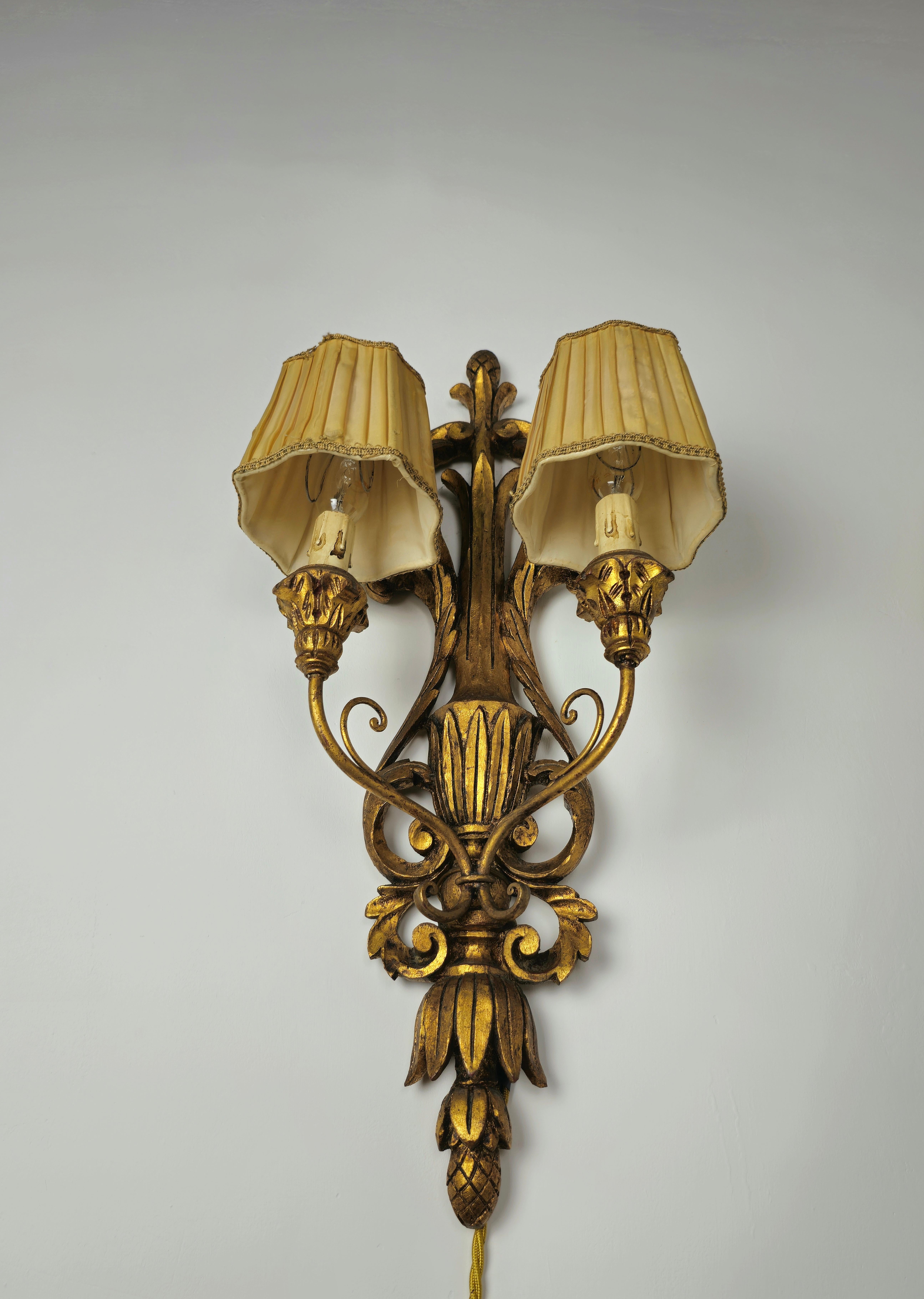 Pair of Wall Lights Sconces Wood Carved Silk Midcentury Italian Design 1950s  In Good Condition In Palermo, IT