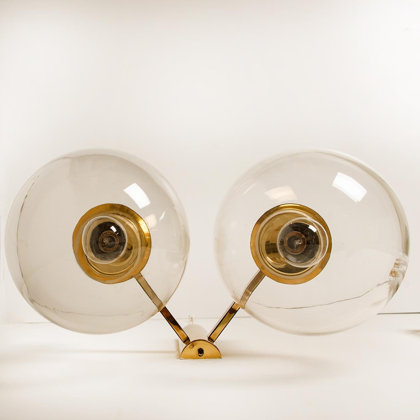 Multi-globe Mid-Century Modern wall lights with clear glass globes. The wall lights are 2 armed. Designed in the style of Hans-Agne Jakobsson. Illuminates beautifully.




Measures: Height 15.7 in. (40 cm), depth 10.6 (27 cm), width 17.3 in.