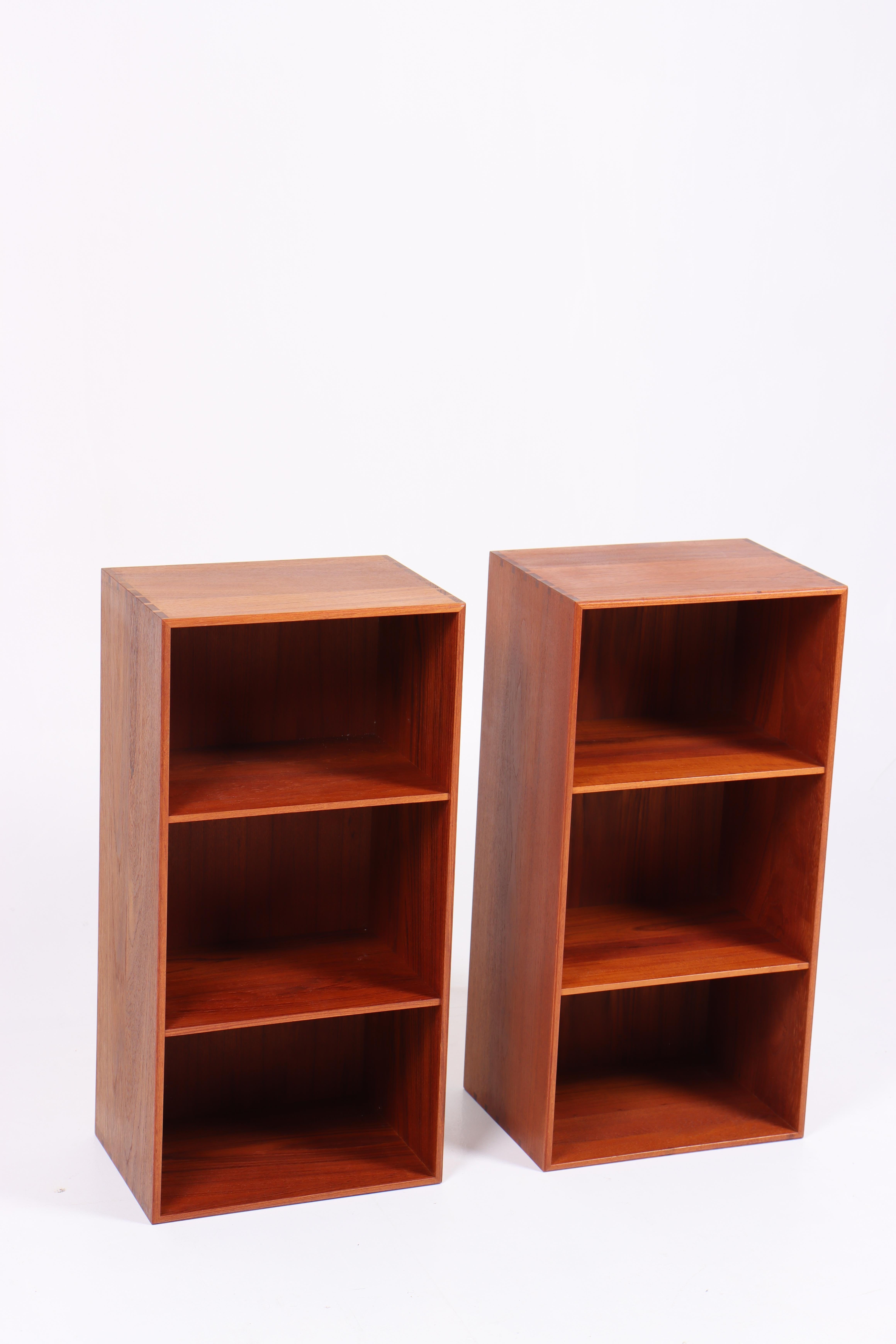 Ein Paar wandmontierte Bücherregale aus massivem Teakholz von Mogensen Koch (Skandinavische Moderne) im Angebot