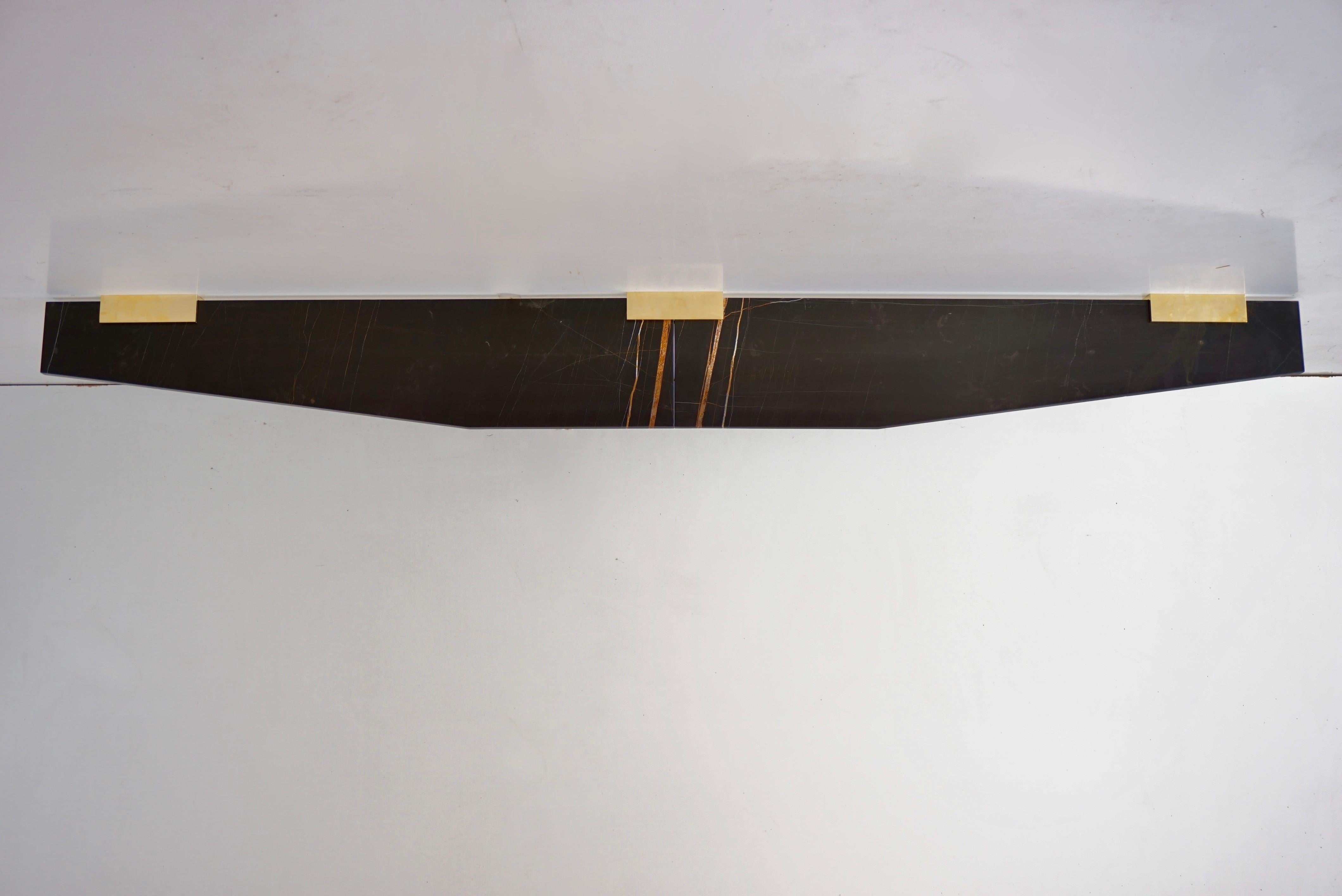 Coppia di console a muro in marmo e ottone 