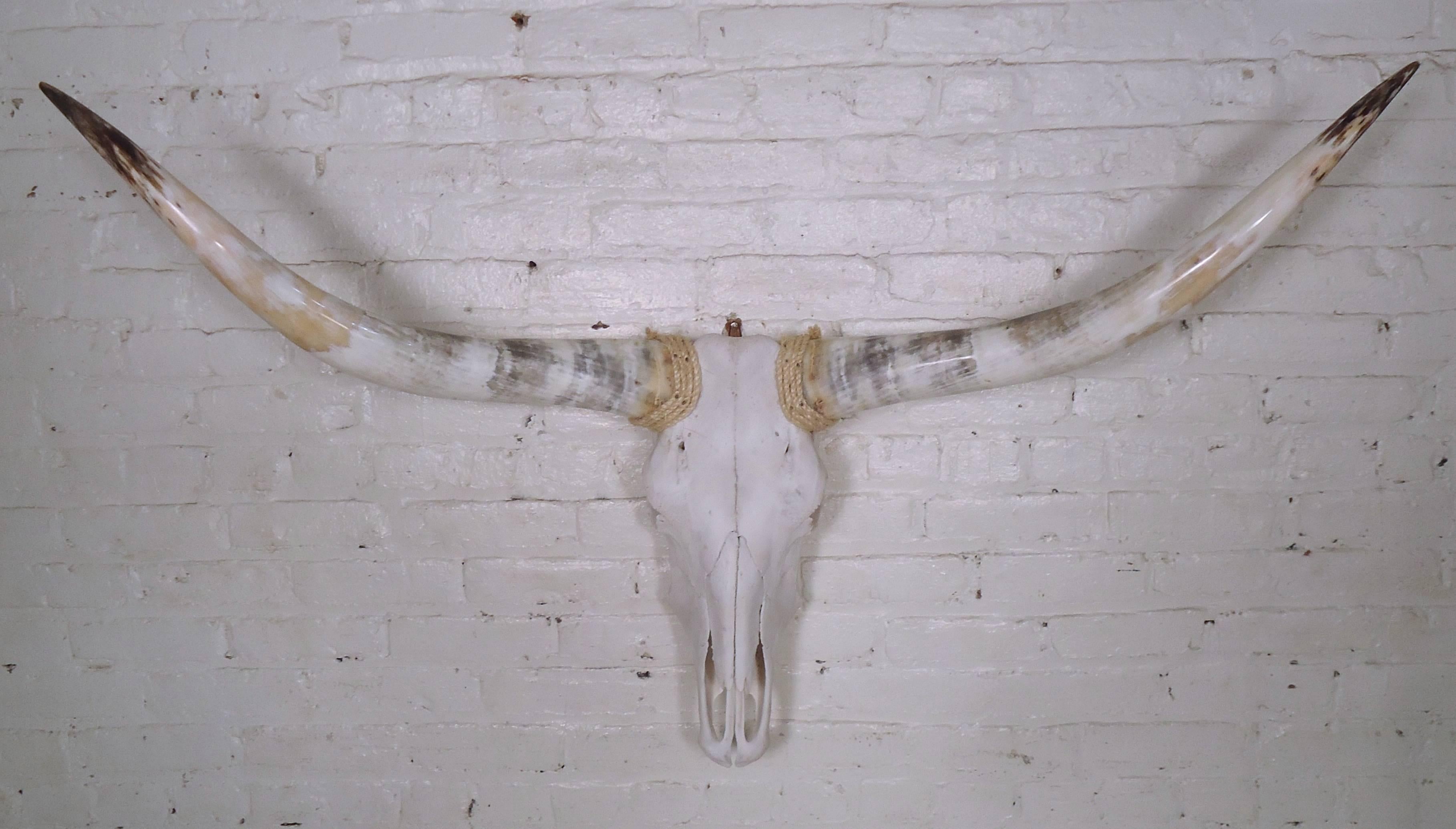 Unique large set of steer horns wall-mounted. Makes great home decor.

(Please confirm item location NY or NJ with dealer).

 
