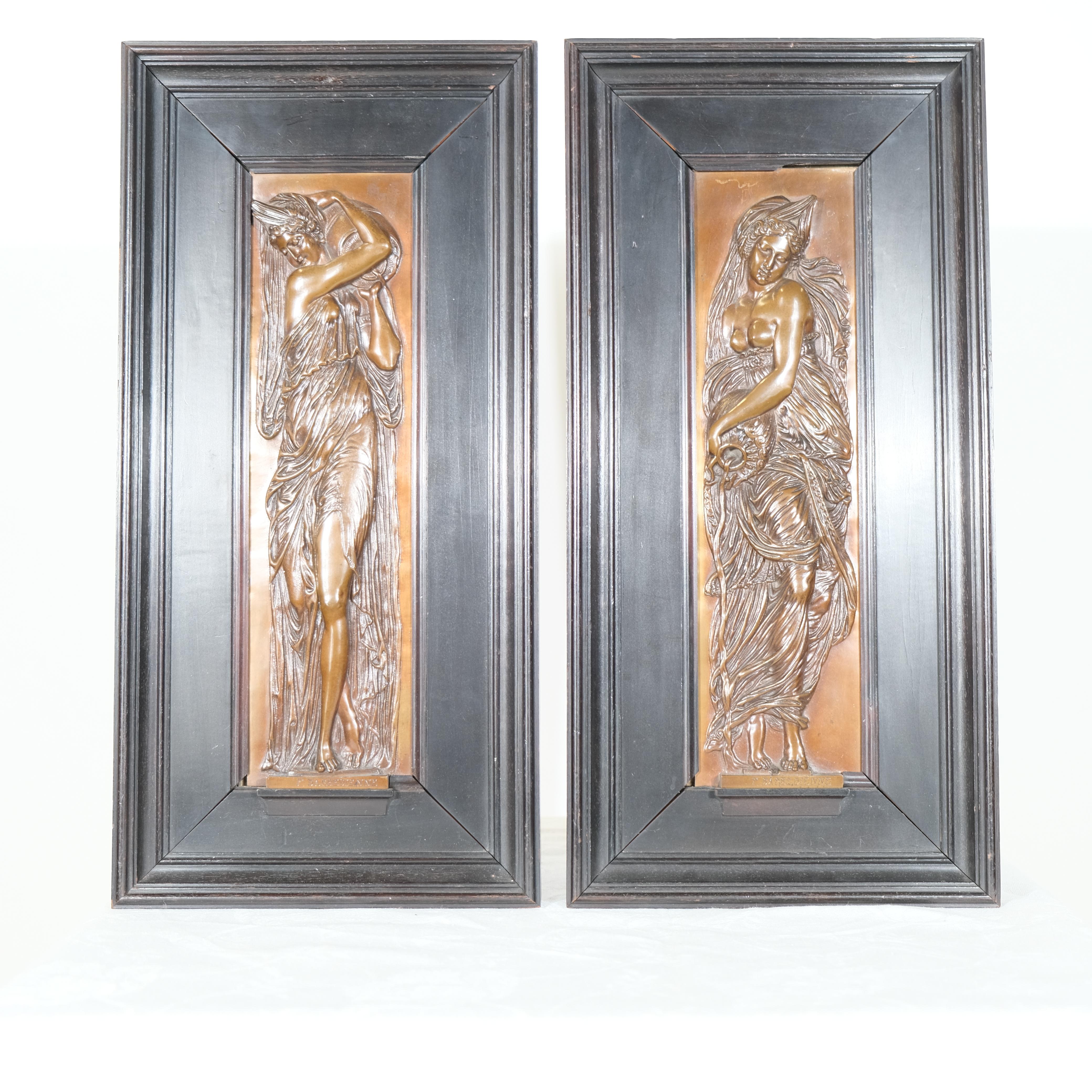 Questa squisita coppia di targhe in bronzo firmate da F. Barbedienne è uno splendido esempio di artigianato Art Nouveau. Ogni targa raffigura una figura femminile allegorica finemente dettagliata in un panneggio fluente, che incarna l'eleganza e il