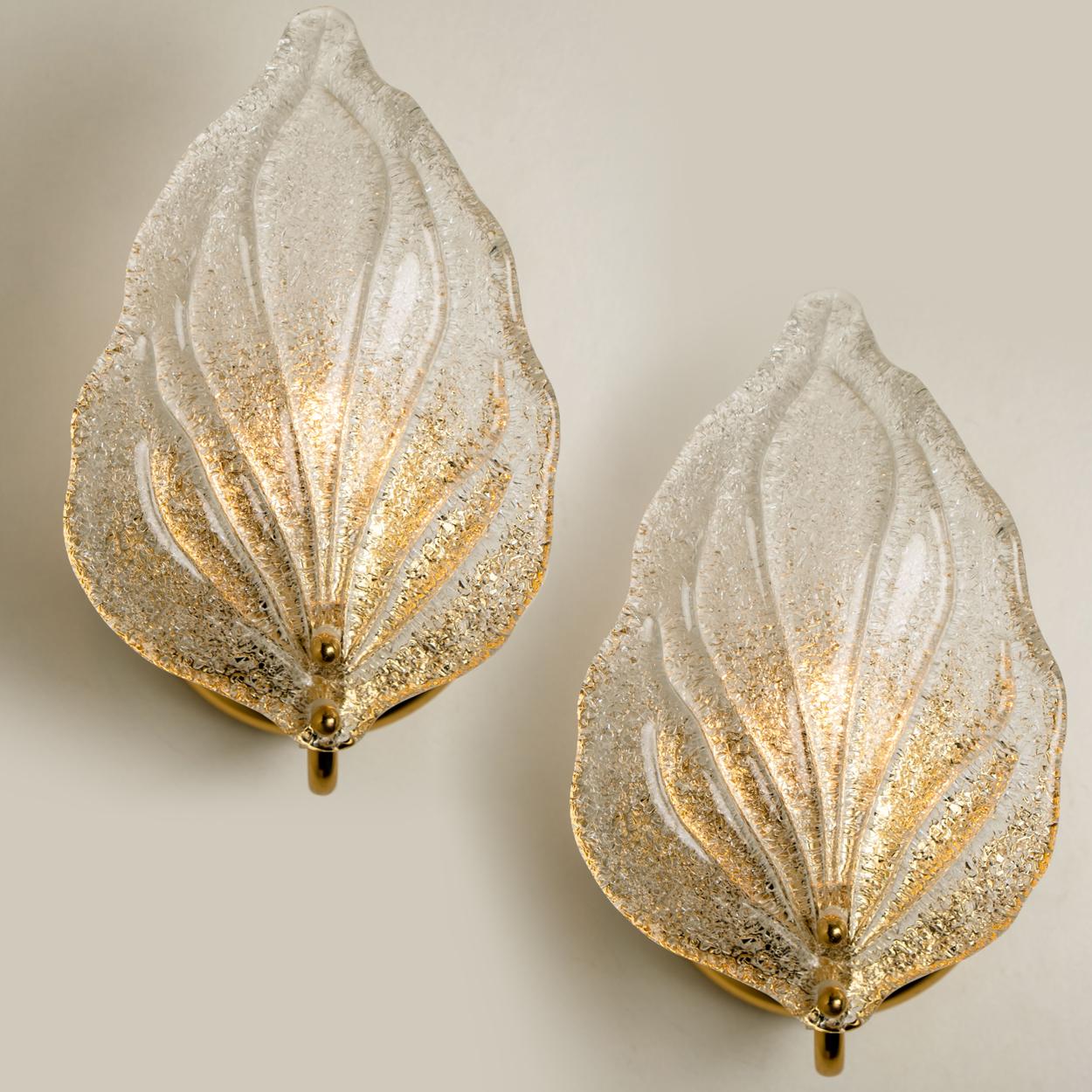 Pair of elegant and exquisite hand blown Murano glass Barovier & Toso wall sconces. Each light fixture consists of one blown Murano glass leaf. Mounted on an brass frame. The leaves refract the light beautifully. The flush mount fills the room with