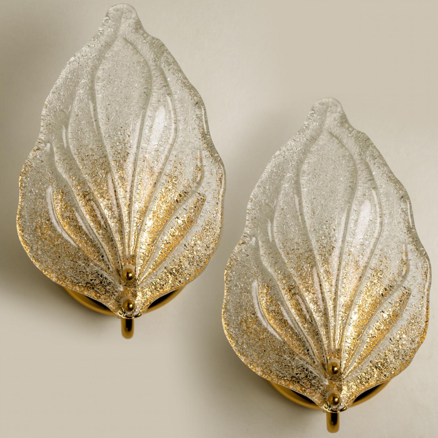 Pair of elegant and exquisite hand blown Murano glass Barovier & Toso wall sconces. Each light fixture consists of one blown Murano glass leaf. Mounted on an brass frame. The leaves refract the light beautifully. The flush mount fills the room with