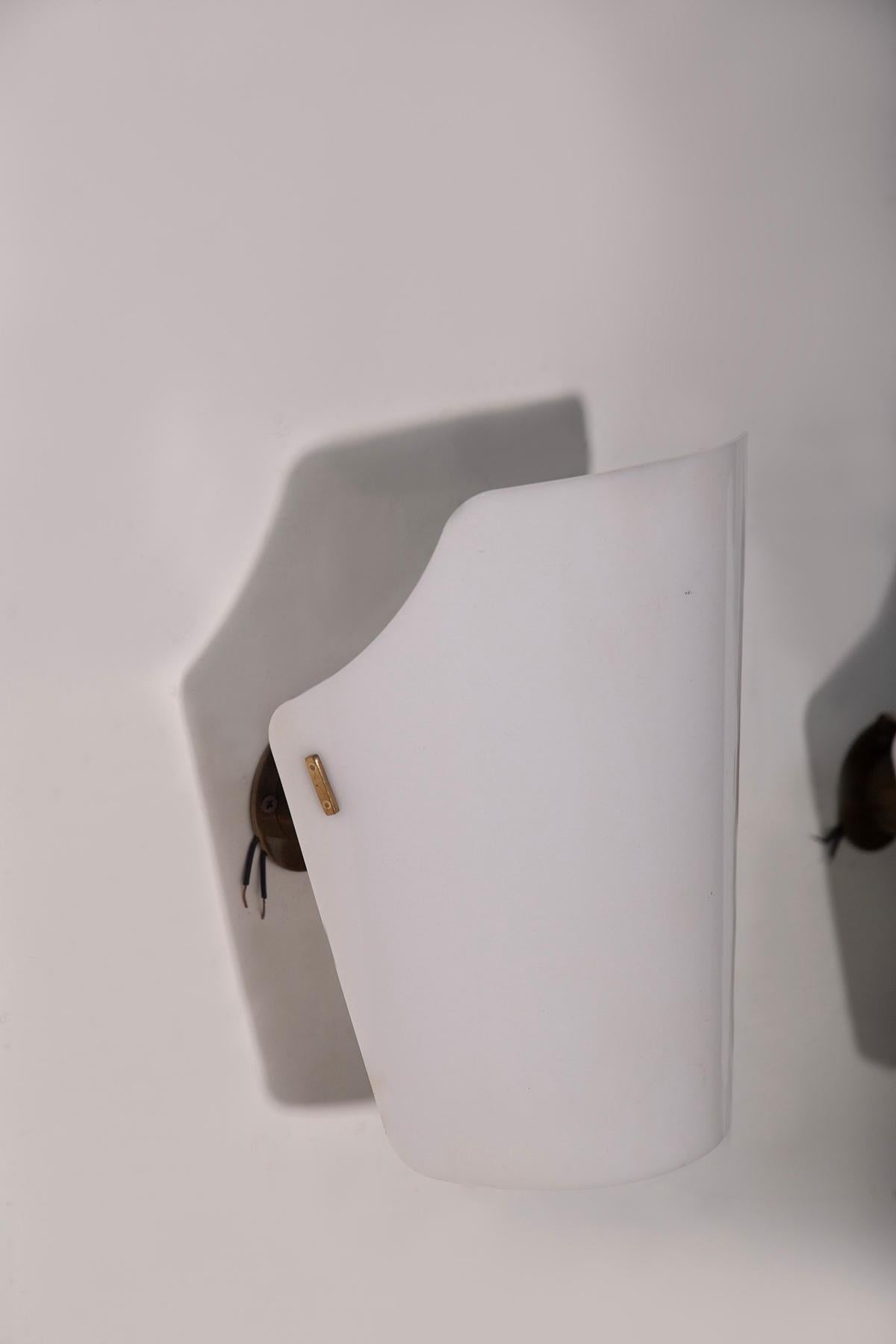 Mid-Century Modern Paire d'appliques murales en plexiglas blanc de Gino Sarfatti pour ArteLuce en vente