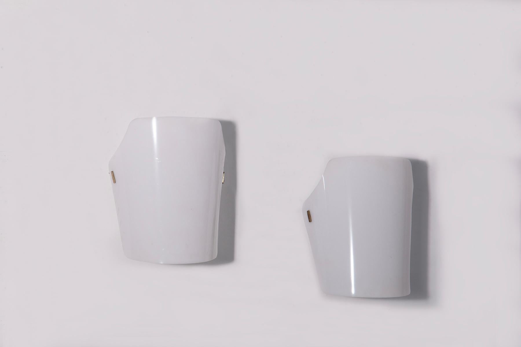 Italian Paire d'appliques murales en plexiglas blanc de Gino Sarfatti pour ArteLuce en vente