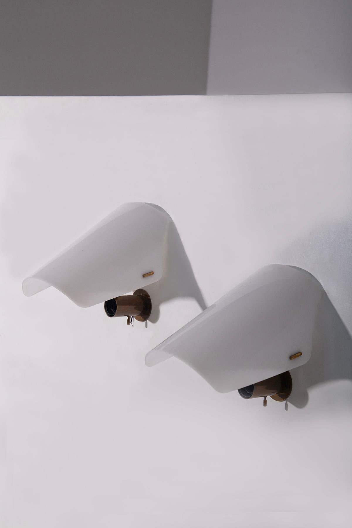 Paire d'appliques murales en plexiglas blanc de Gino Sarfatti pour ArteLuce Bon état - En vente à Milano, IT
