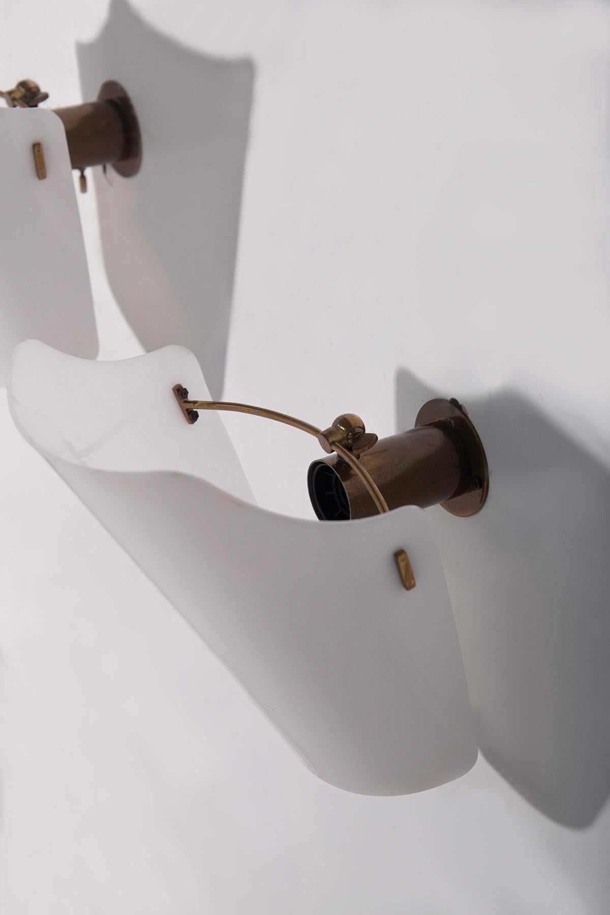 Paire d'appliques murales en plexiglas blanc de Gino Sarfatti pour ArteLuce en vente 1