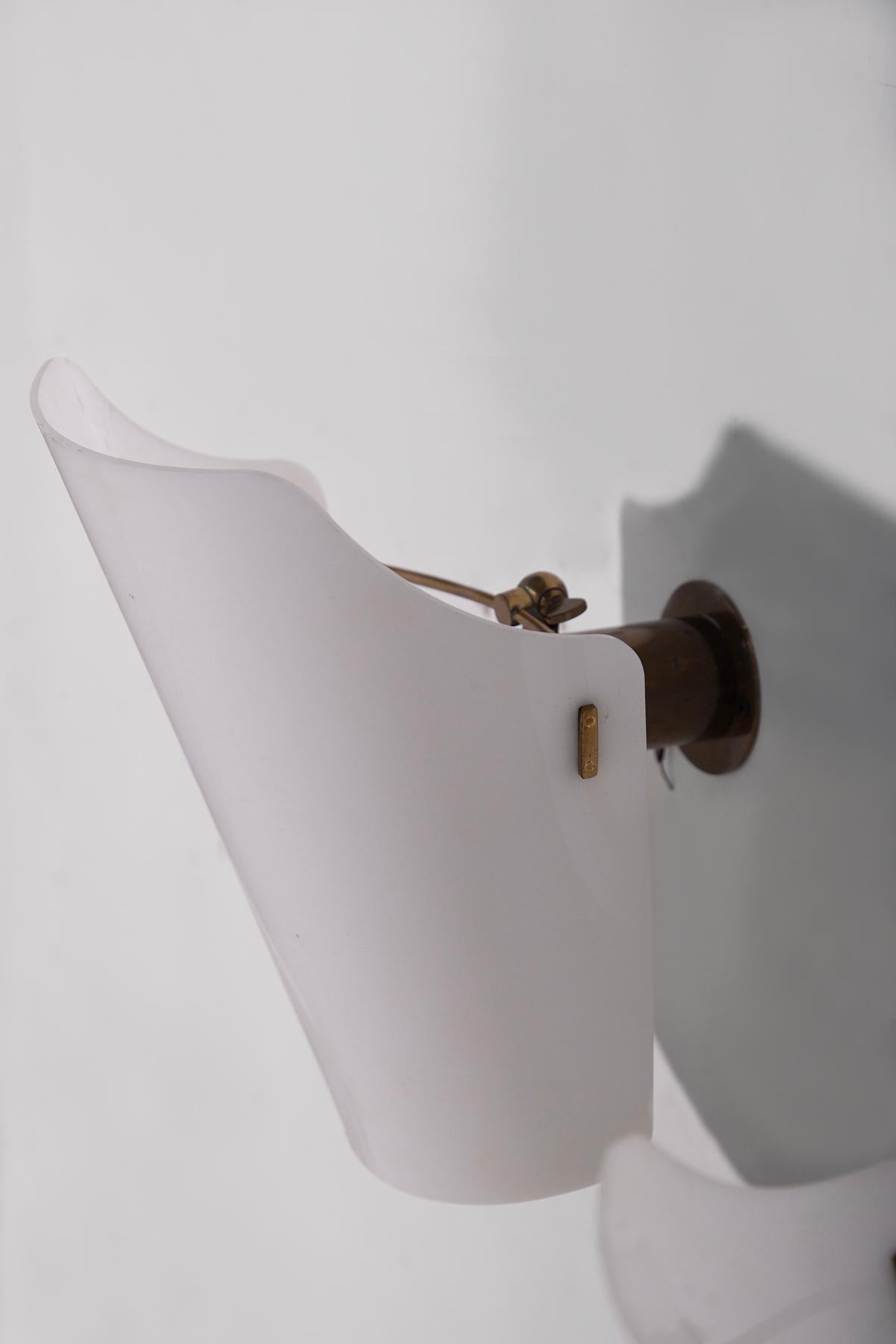 Paire d'appliques murales en plexiglas blanc de Gino Sarfatti pour ArteLuce en vente 2