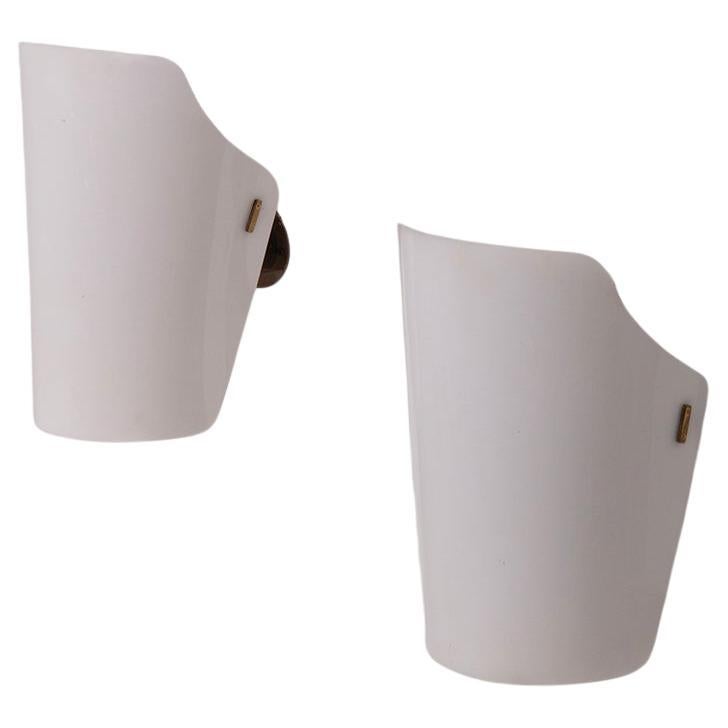 Paire d'appliques murales en plexiglas blanc de Gino Sarfatti pour ArteLuce en vente