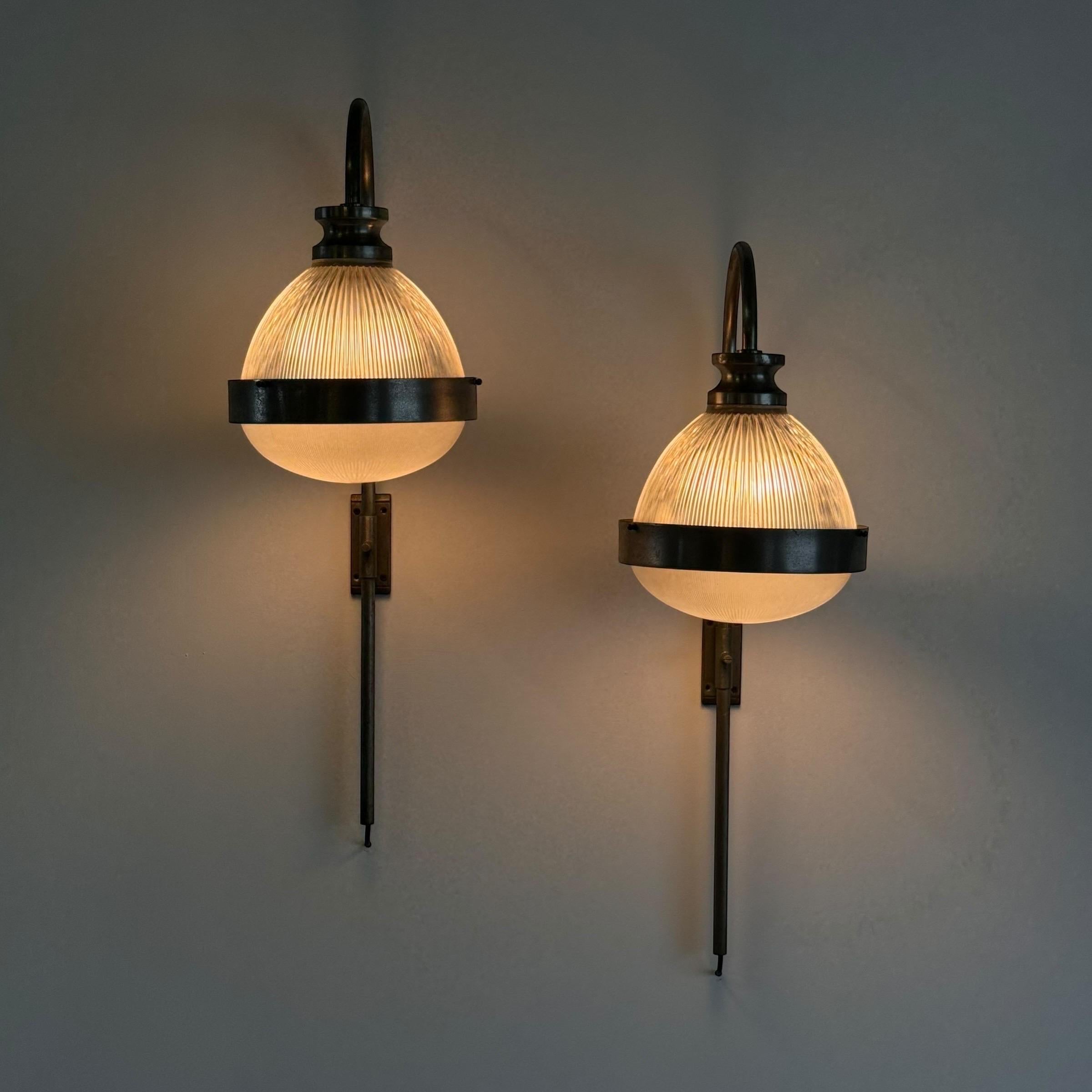 Un par de apliques de pared de Sergio Mazza, diseñados para la emblemática empresa italiana de iluminación Artemide (Milán) en la década de 1960.

Estos llamativos apliques, con una impresionante altura de 83 cm, ejemplifican el enfoque vanguardista