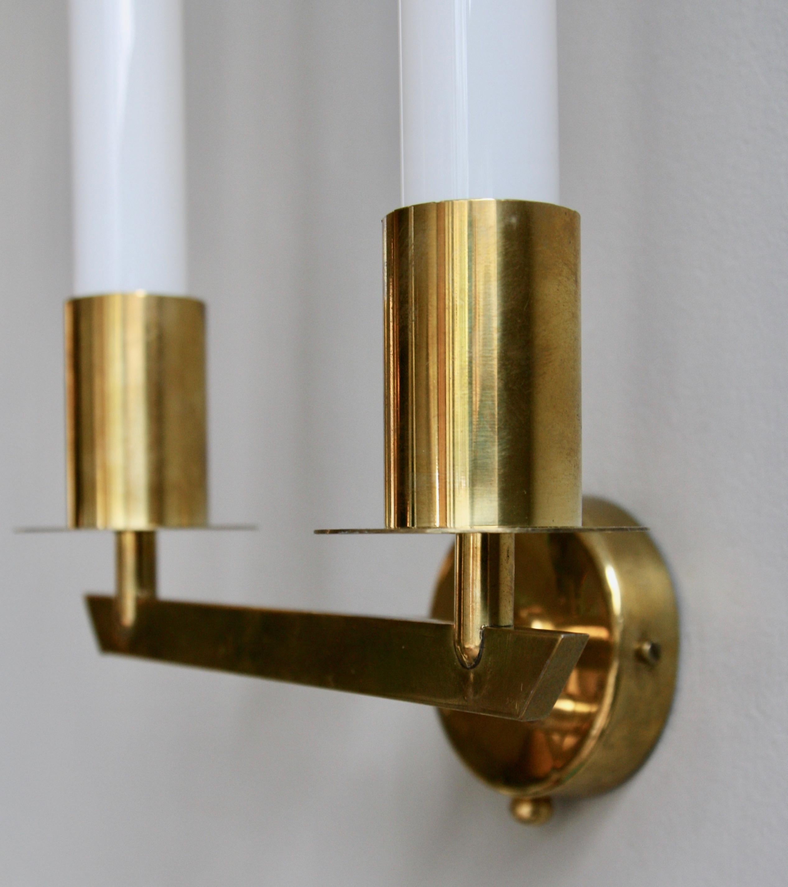 Mid-Century Modern Pair of Wall Sconces in Brass Designed and Made by Itsu Oy, Finland, circa 1950 For Sale