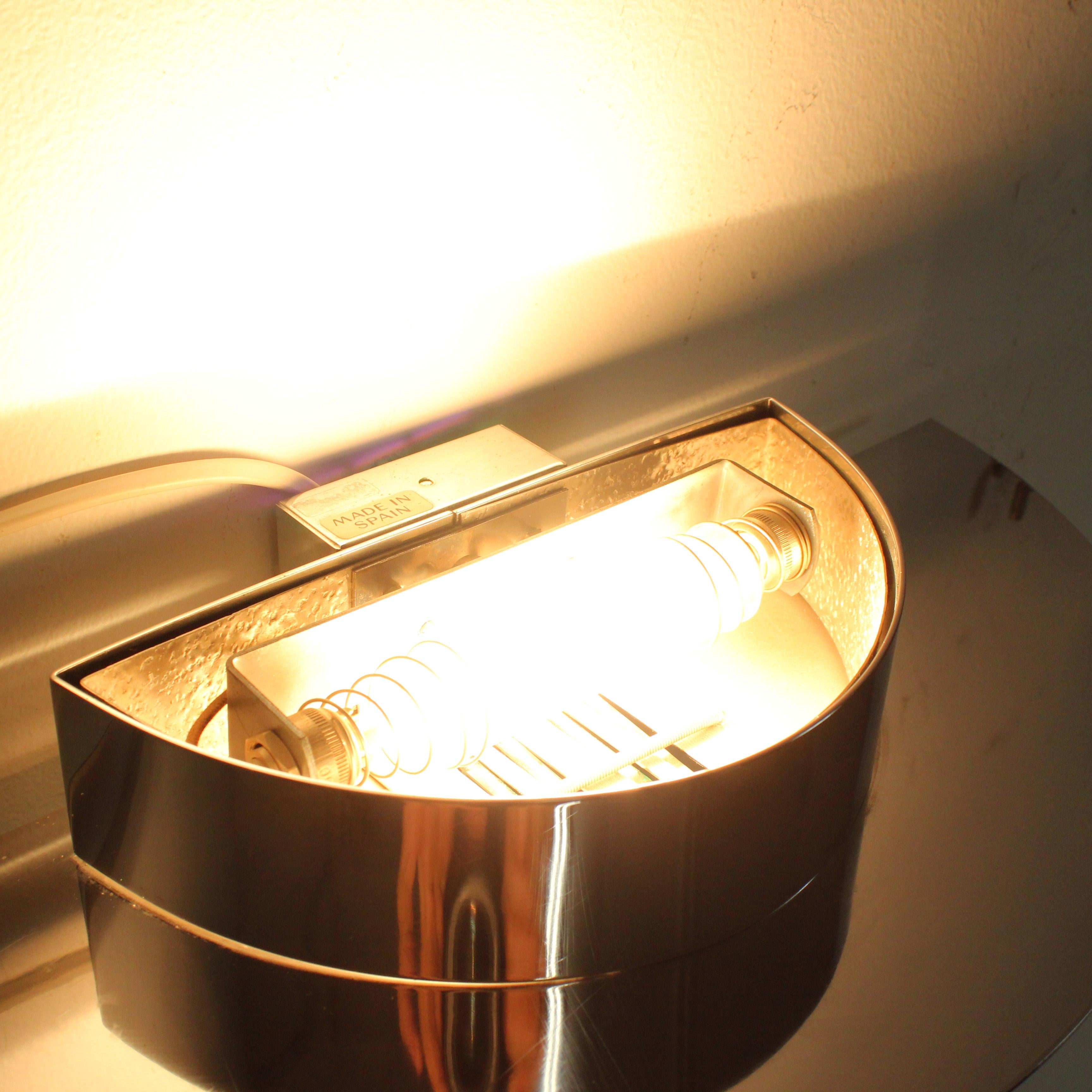 Pareja de apliques de pared de acero cromado y cristal - en venta 8