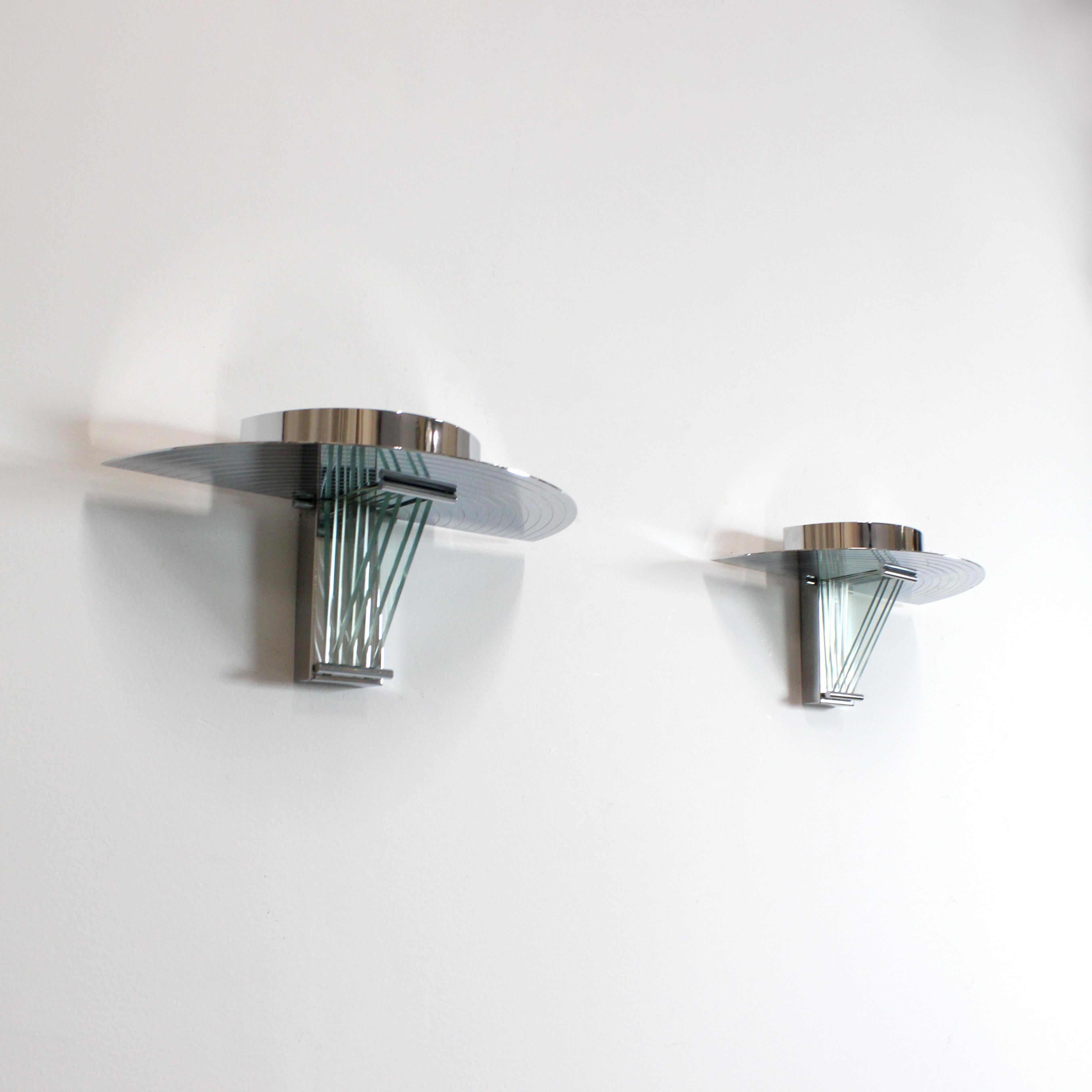 Pareja de apliques de pared de acero cromado y cristal - Español en venta