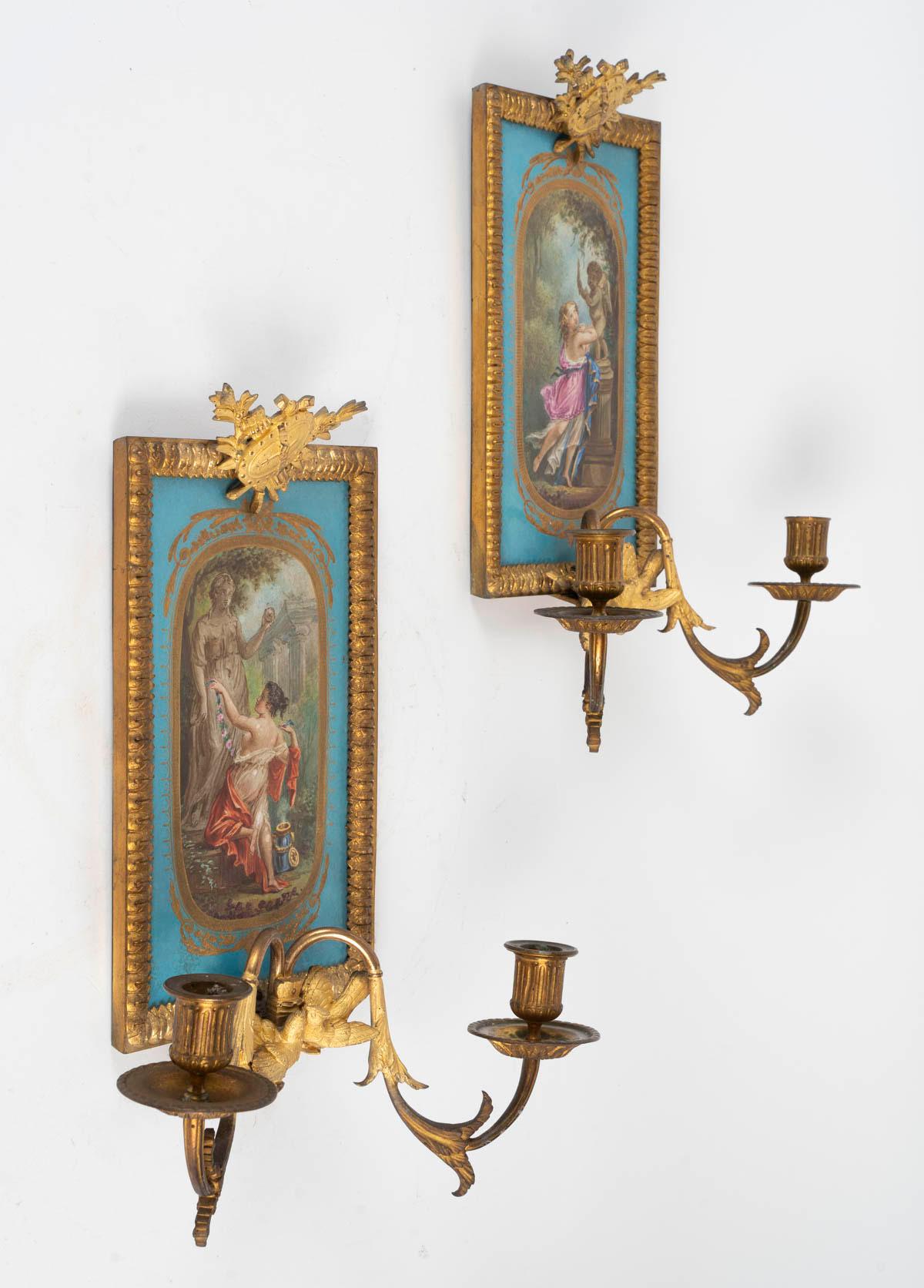 Paar Wandleuchter aus vergoldeter Bronze und Sèvres-Porzellan, Napoleonzeit. im Zustand „Gut“ im Angebot in Saint-Ouen, FR