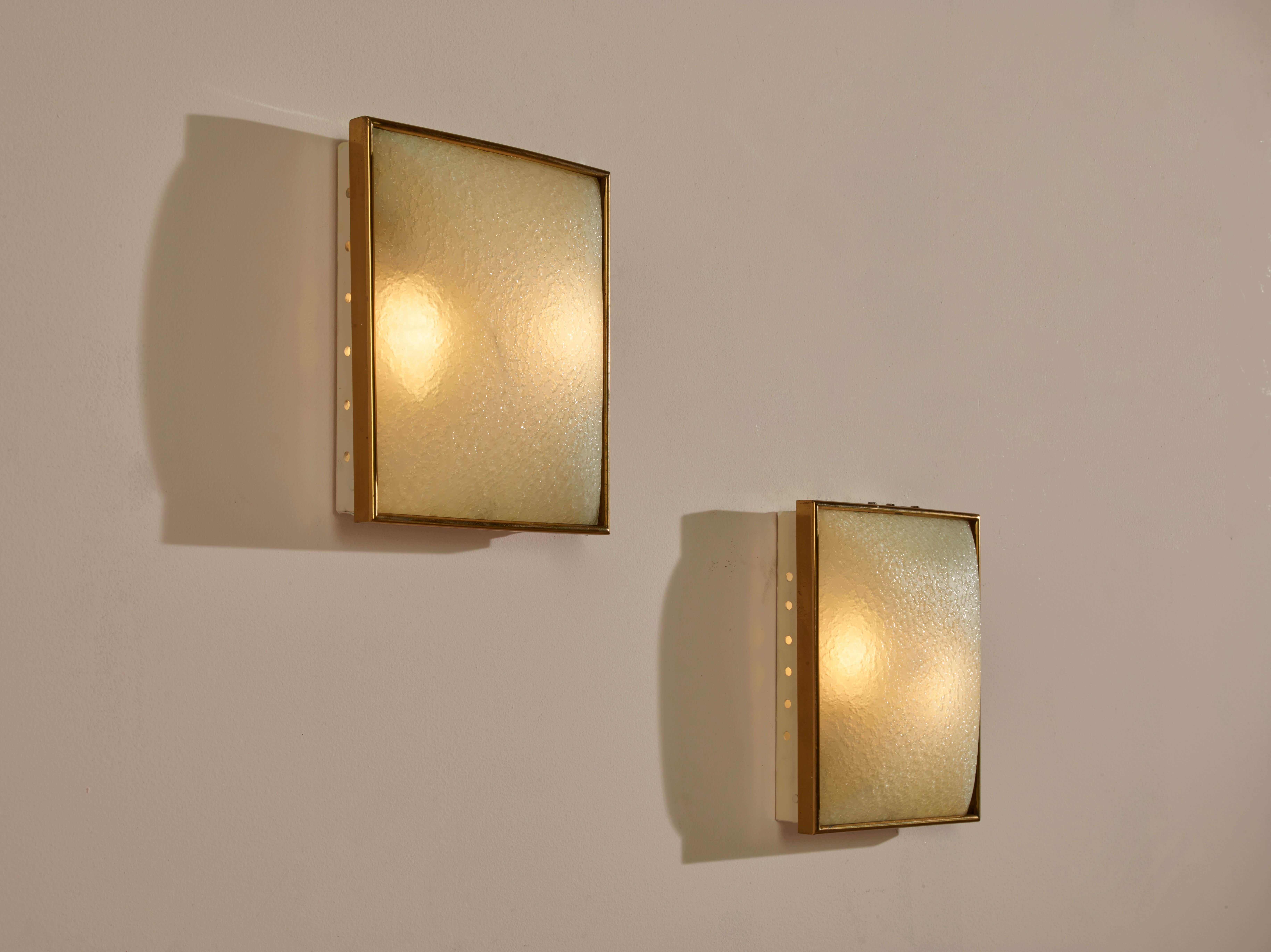 Pair of wall lights in painted metal, brass, and frosted glass, Italian manufacture, 1950s

In the early 1950s, Italian style underwent a transformation as evolving tastes and production methods led to a departure from tradition, embracing new forms