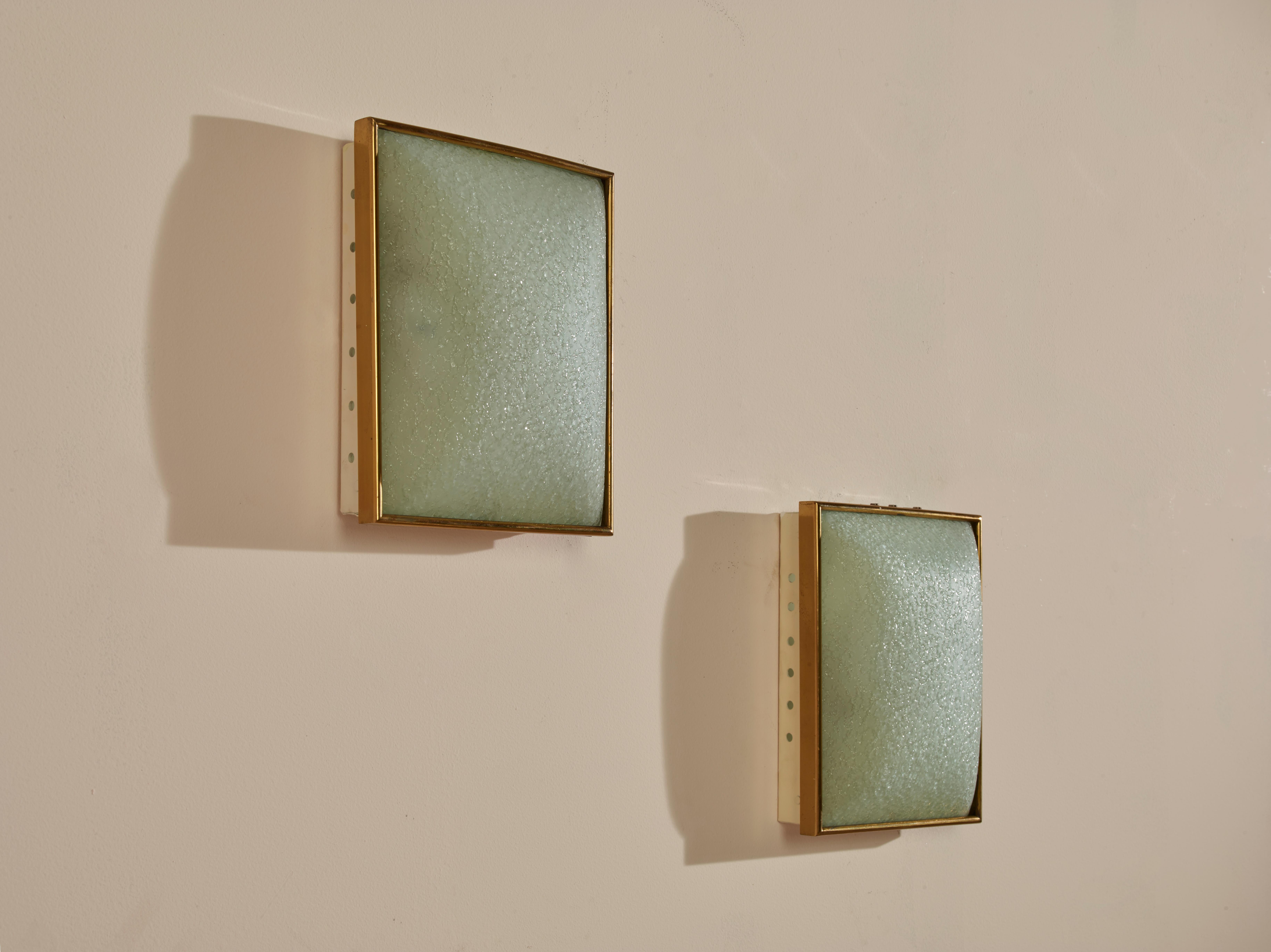 Mid-Century Modern Pair of wall sconces in painted metal, brass, and frosted glass, Italy, 1950s