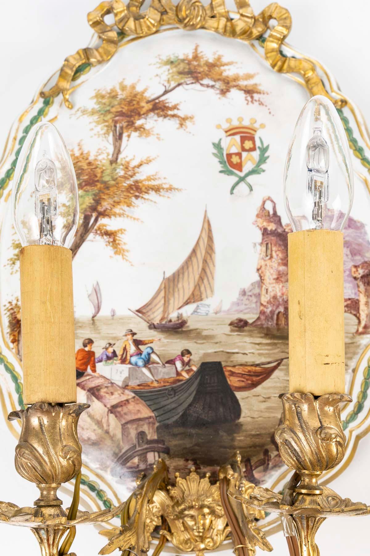 Coppia di appliques in porcellana e bronzo dorato, XIX secolo, periodo Napoleone III.

Coppia di appliques, firmate Lille, 1717, in porcellana e bronzo dorato, XIX secolo, periodo Napoleone III.
H. H. 47 cm, L. 32 cm, P. 19 cm.