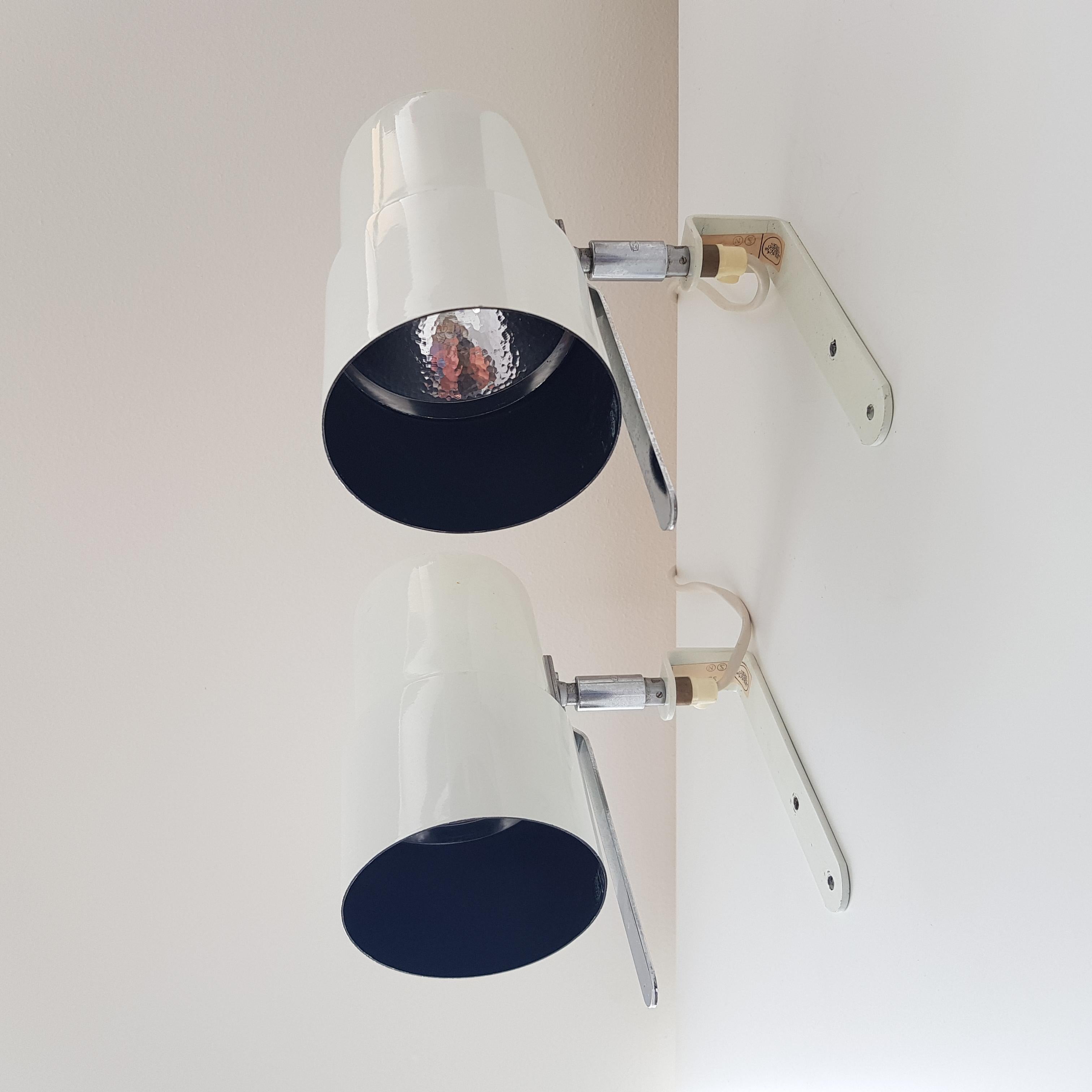 Pair of Wall Sconces, Model V-324 by Hans-Agne Jakobsson, Scandinavian Modern In Good Condition For Sale In Stockholm, SE