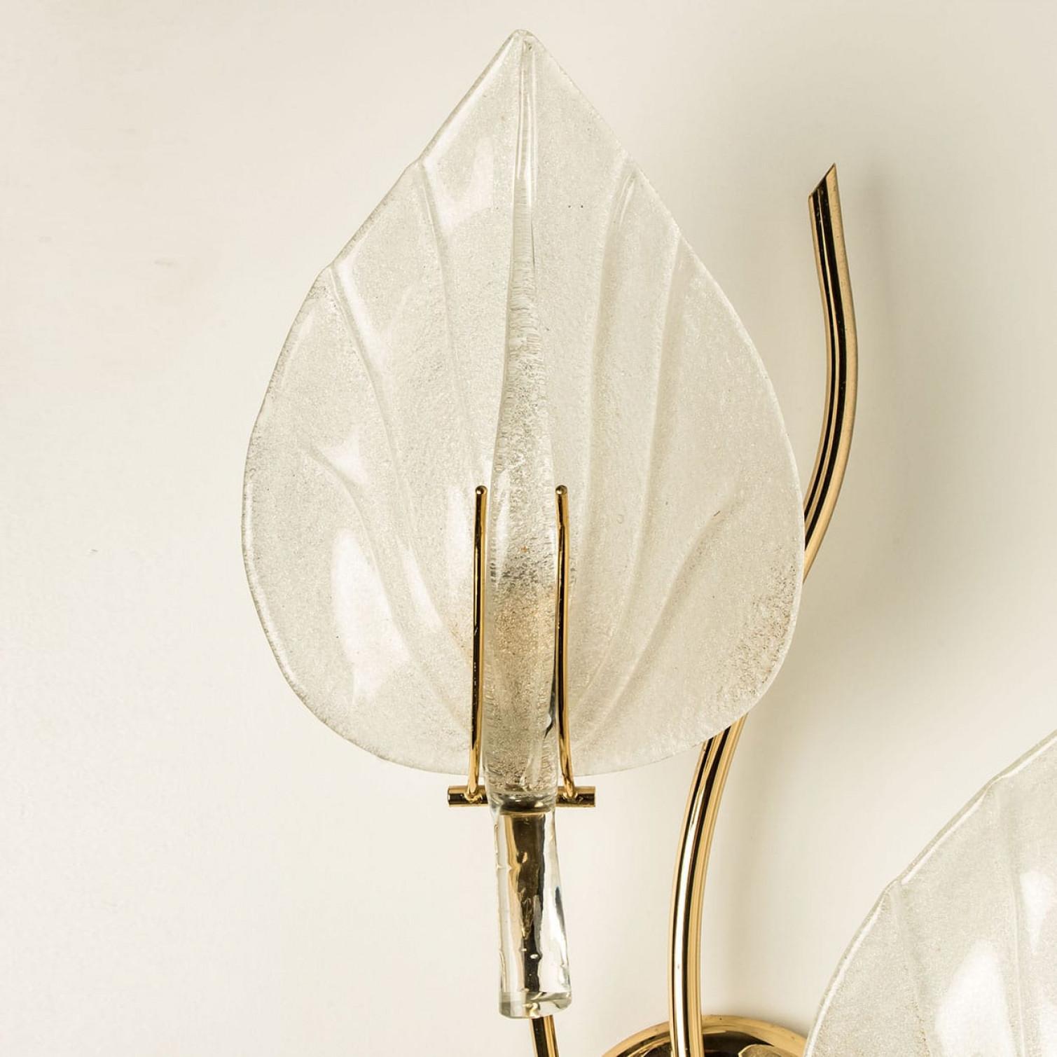 Mid-Century Modern Paire d'appliques murales en verre de Murano et feuilles de laiton, Italie, années 1960 en vente