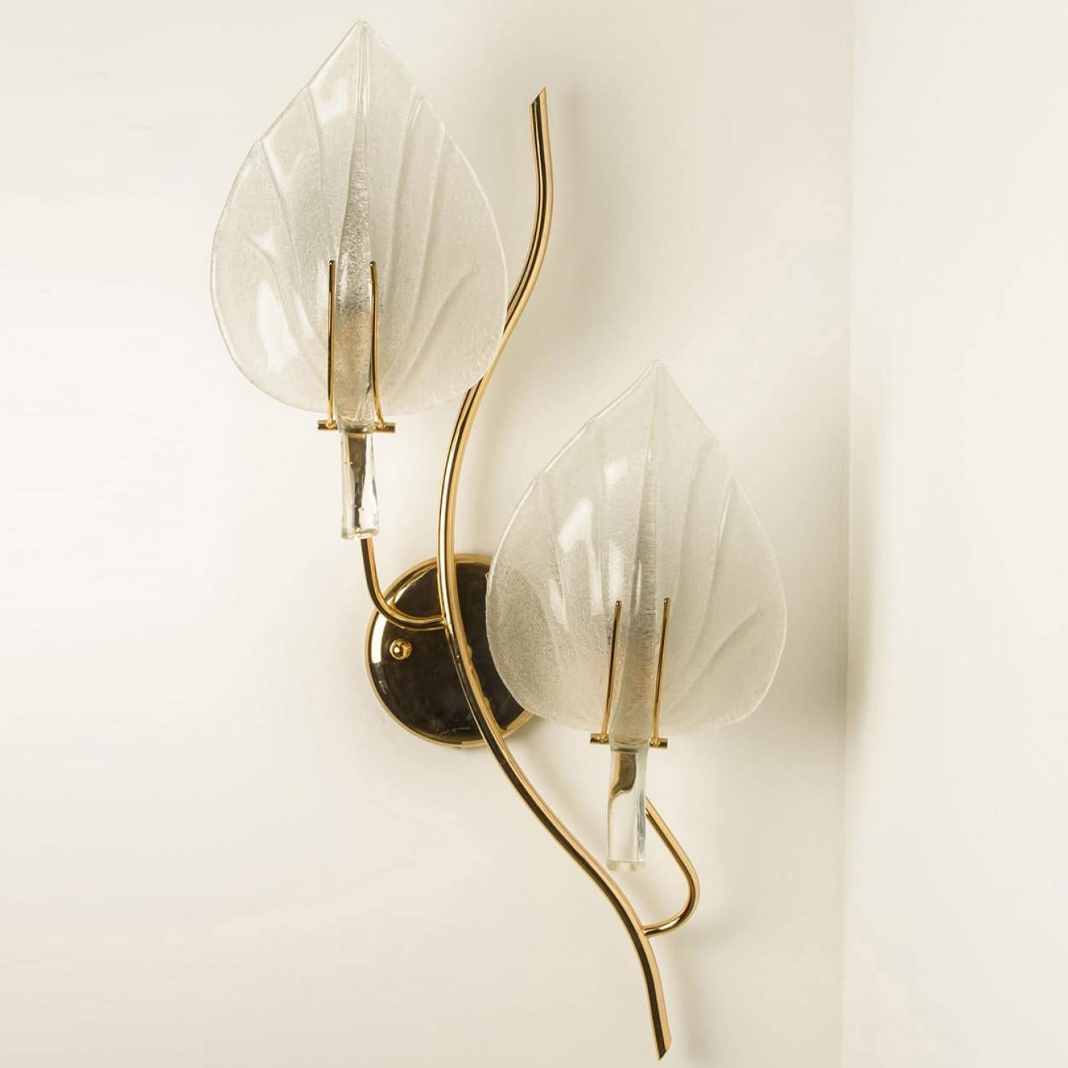 Paire d'appliques murales en verre de Murano et feuilles de laiton, Italie, années 1960 Bon état - En vente à Rijssen, NL