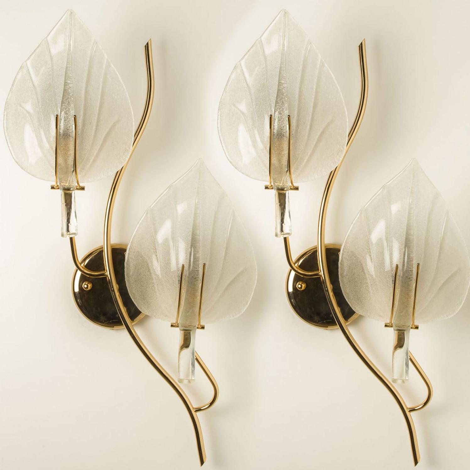Milieu du XXe siècle Paire d'appliques murales en verre de Murano et feuilles de laiton, Italie, années 1960 en vente