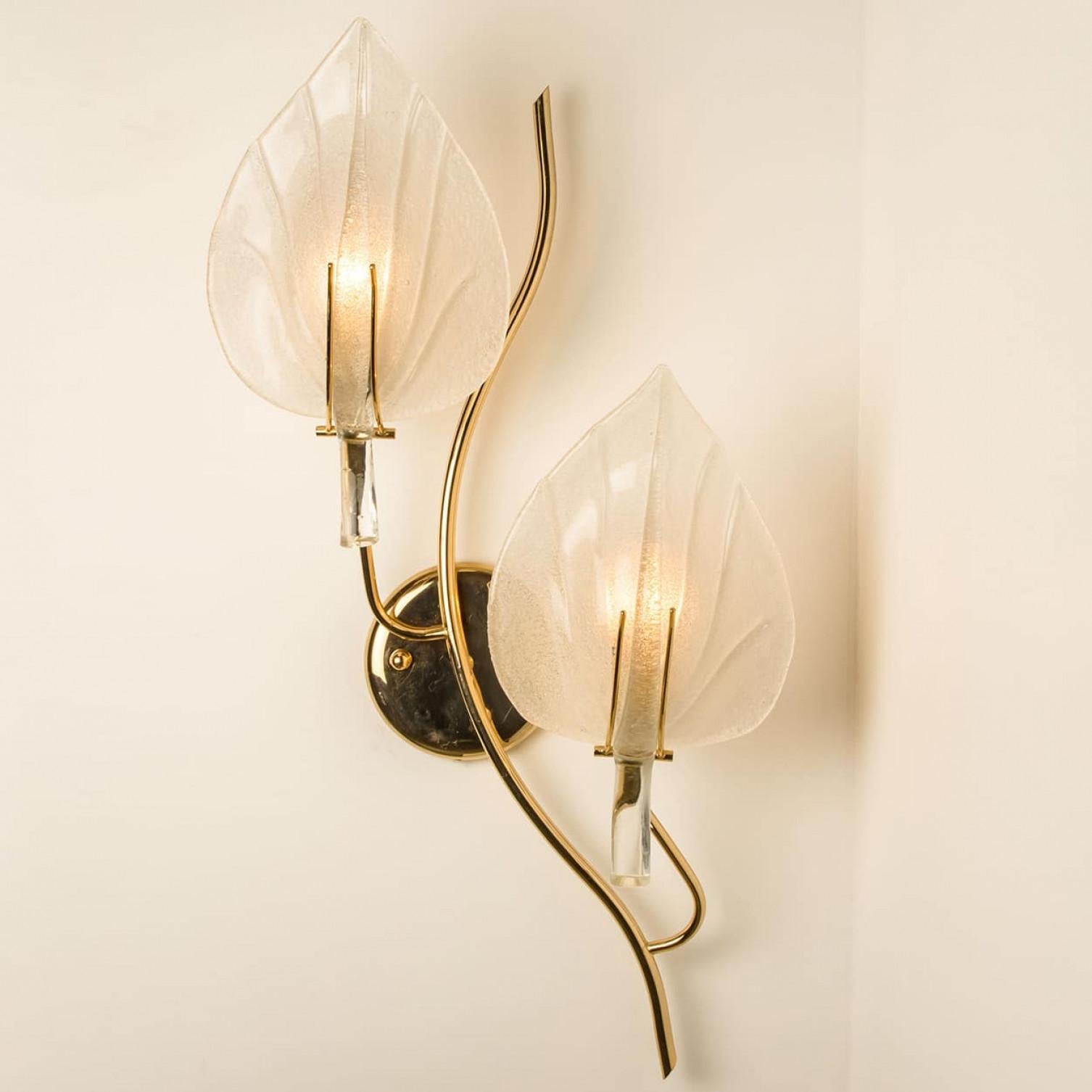 Laiton Paire d'appliques murales en verre de Murano et feuilles de laiton, Italie, années 1960 en vente