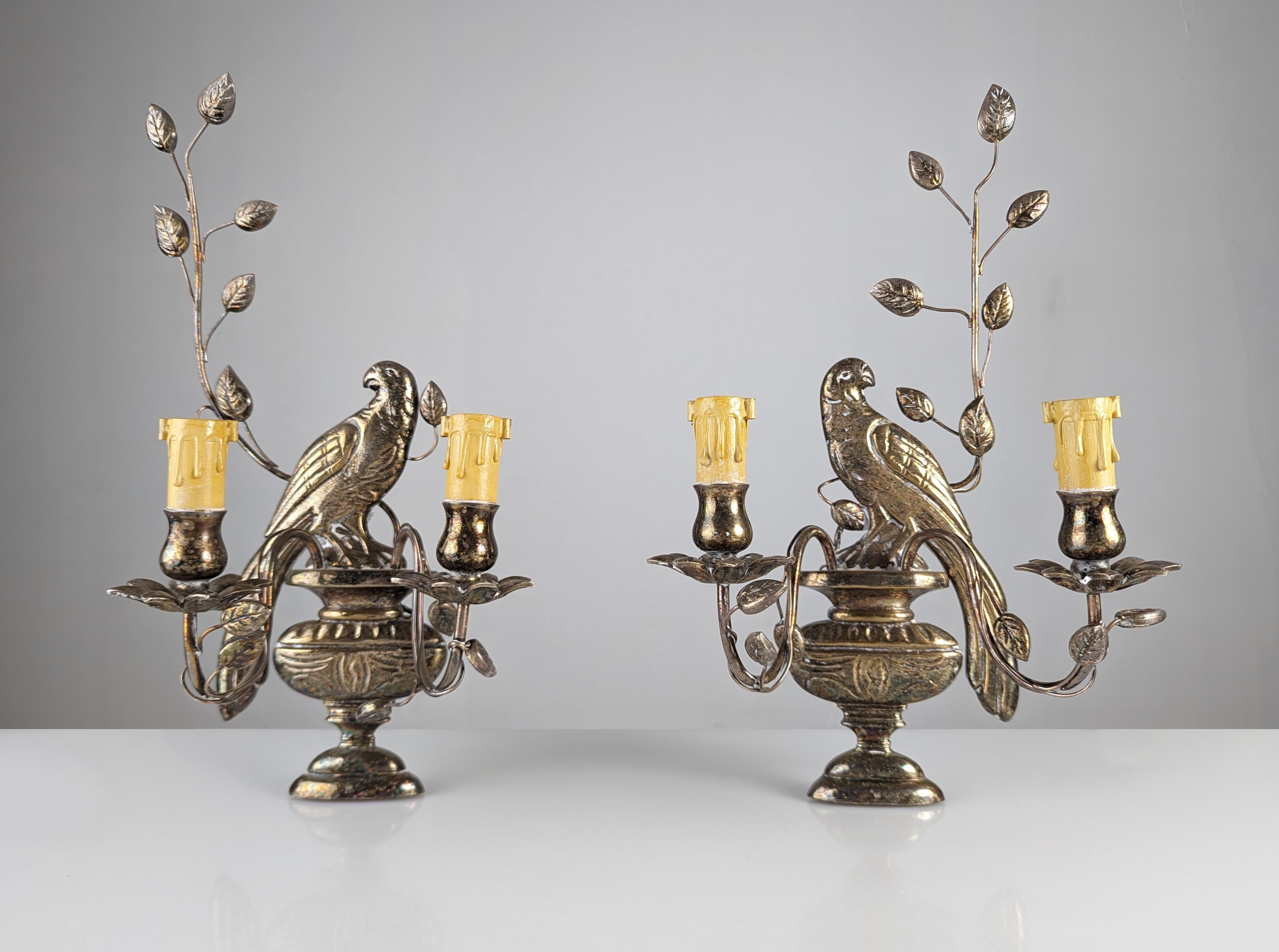 Pareja de apliques de pared con loros y hojas de Maison Bagues. en venta 9