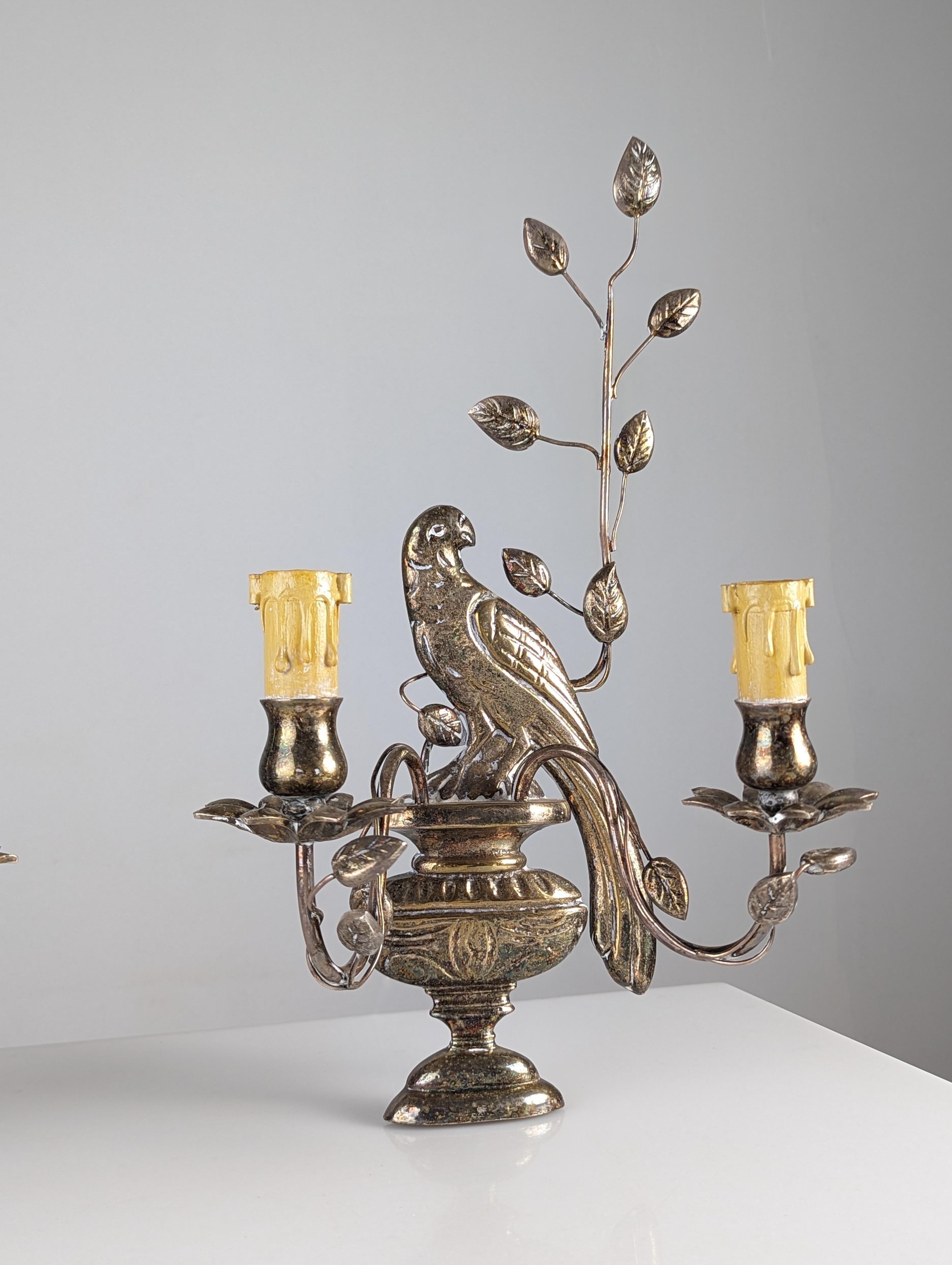 Pair of wall sconces with parrots and leaves by Maison Bagues. In Good Condition For Sale In Benalmadena, ES