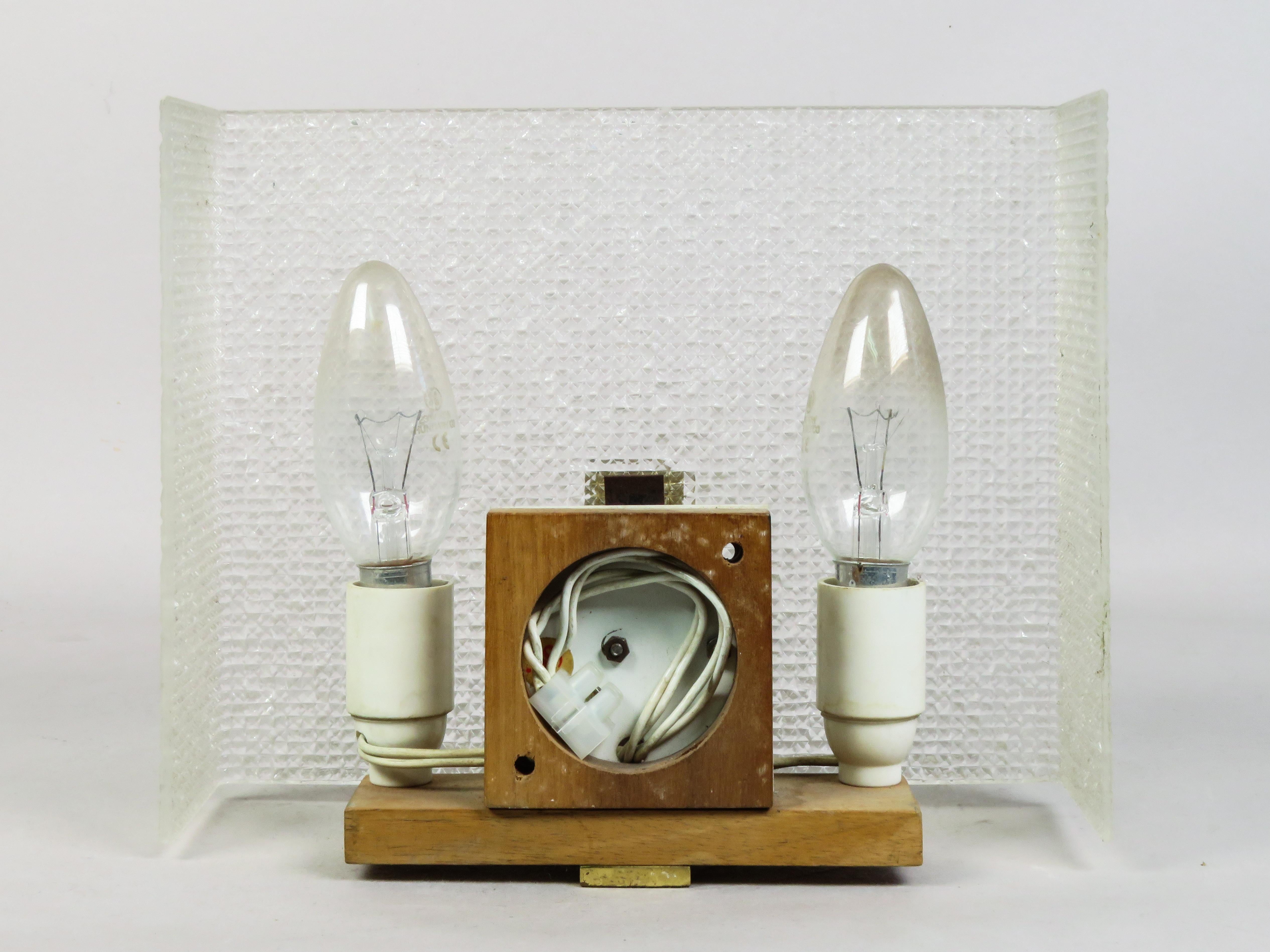 Paar Wandleuchter mit Holzrahmen, Methacrylatschirmen und vergoldetem Messing im Angebot 10