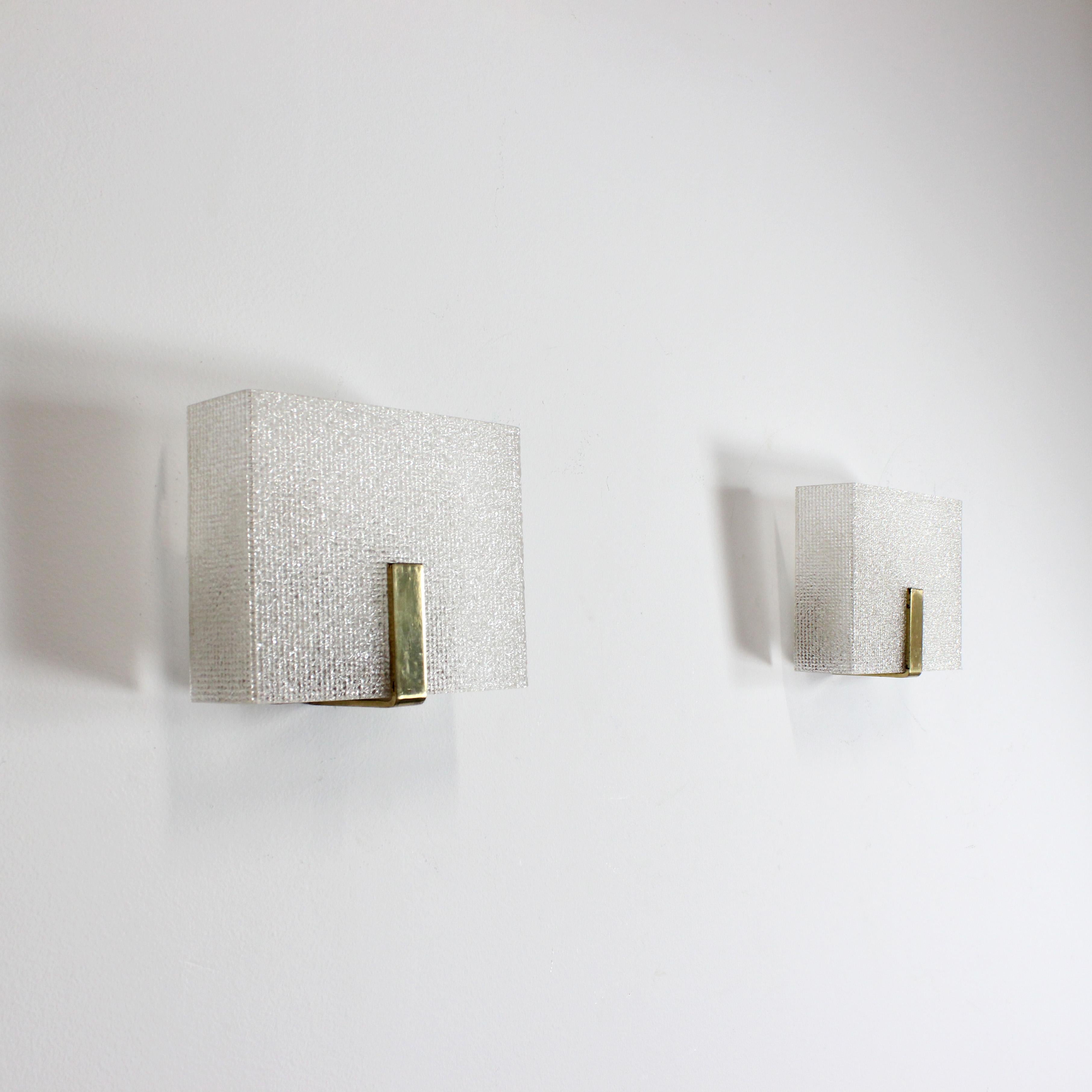 Paar Wandleuchter mit Holzrahmen, strukturierten Methacrylatschirmen und vergoldeten Messingdetails - um 1960 - Österreich

Abmessungen: 18 x 22 x 8 cm