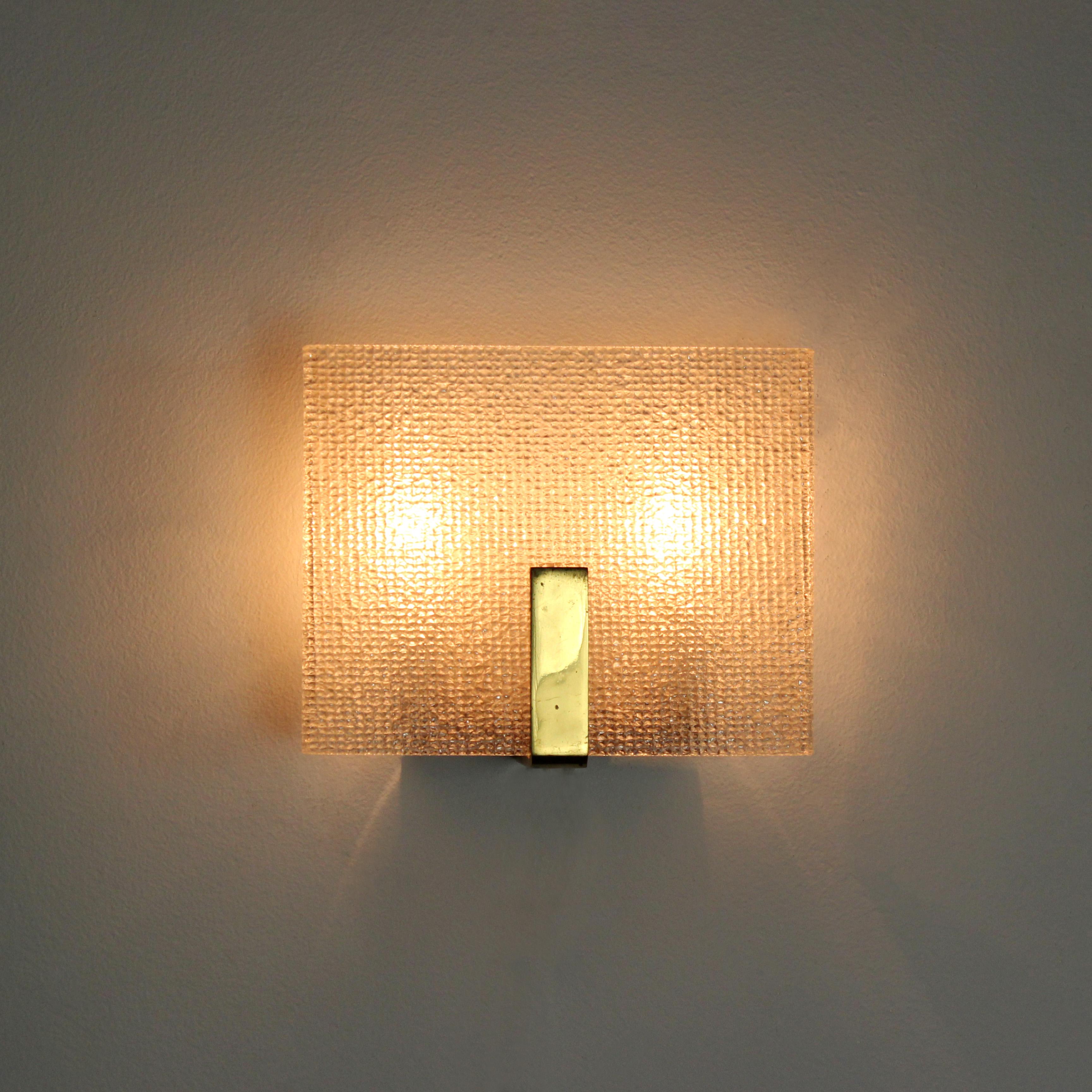 Paar Wandleuchter mit Holzrahmen, Methacrylatschirmen und vergoldetem Messing (Österreichisch) im Angebot