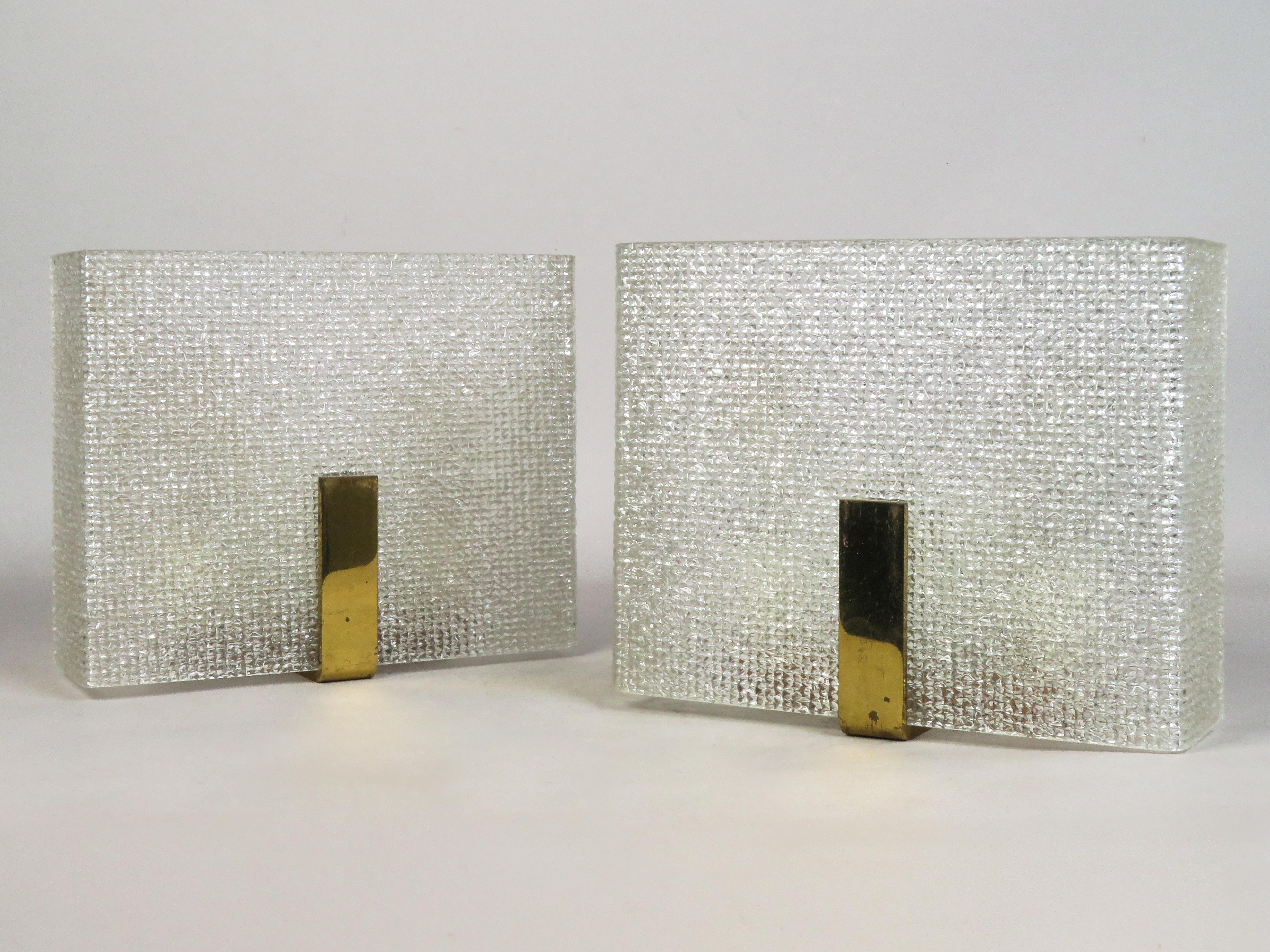 Paar Wandleuchter mit Holzrahmen, Methacrylatschirmen und vergoldetem Messing im Zustand „Gut“ im Angebot in Madrid, España