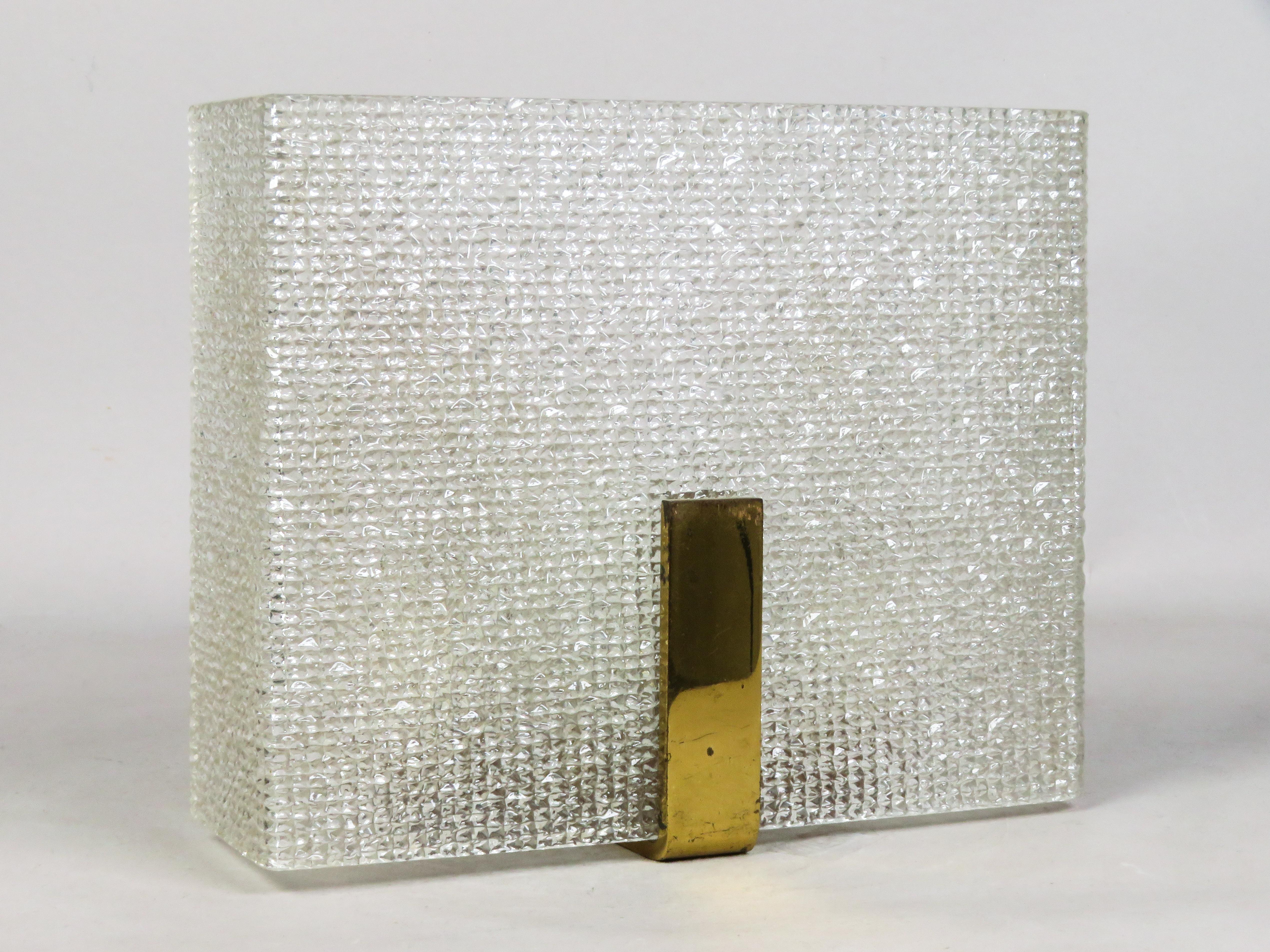 Paar Wandleuchter mit Holzrahmen, Methacrylatschirmen und vergoldetem Messing (Mitte des 20. Jahrhunderts) im Angebot