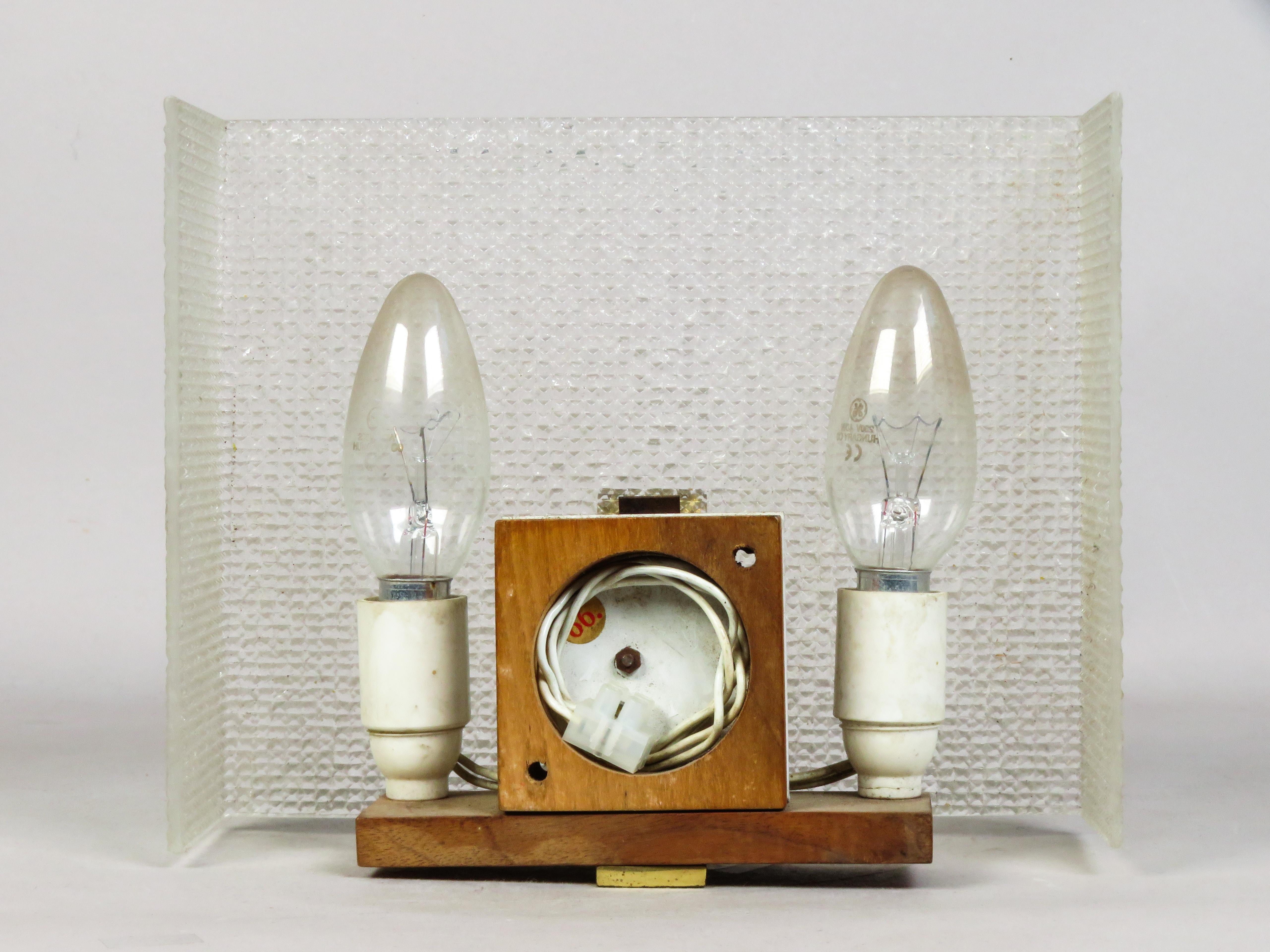 Paar Wandleuchter mit Holzrahmen, Methacrylatschirmen und vergoldetem Messing im Angebot 2