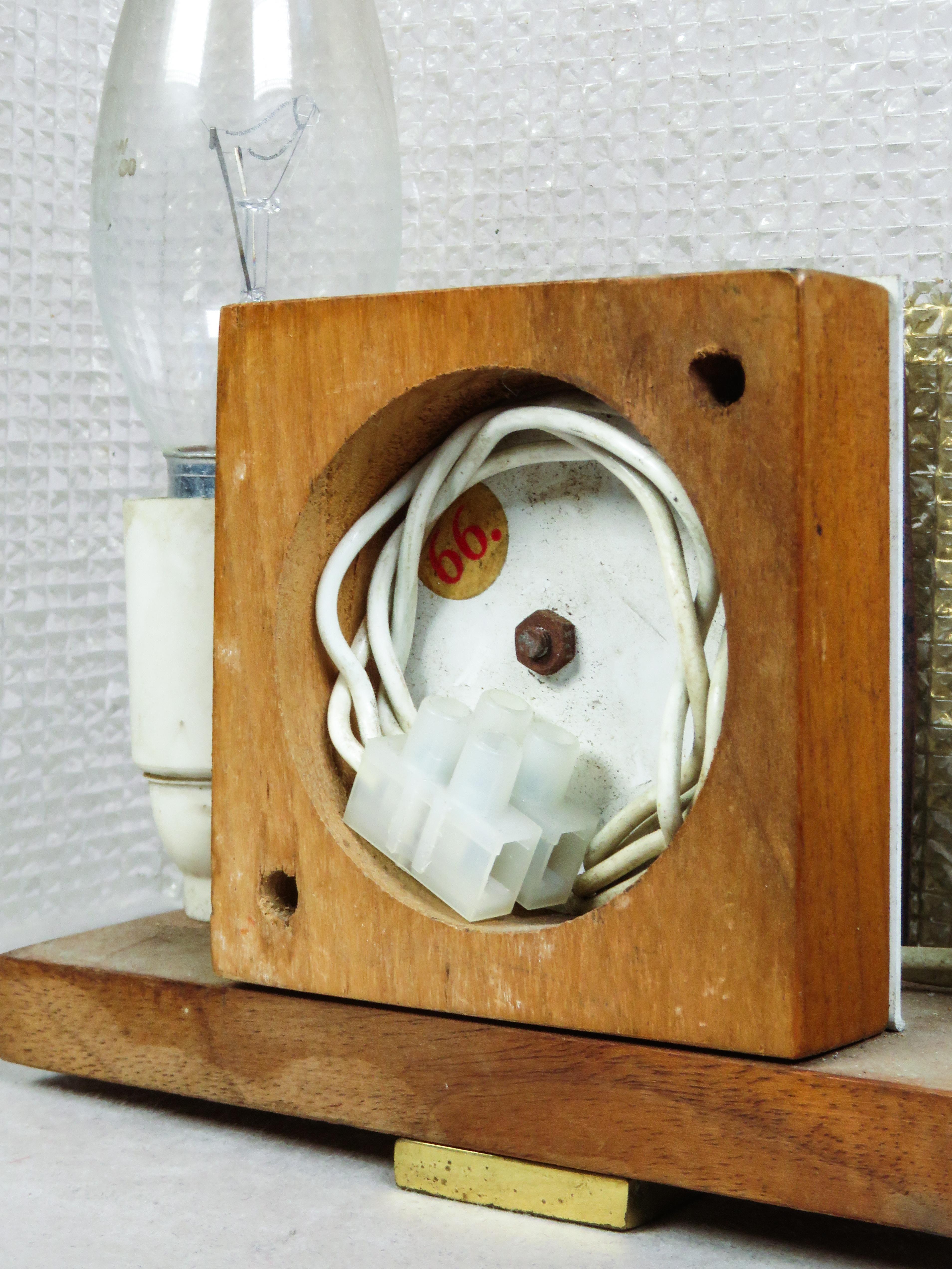 Paar Wandleuchter mit Holzrahmen, Methacrylatschirmen und vergoldetem Messing im Angebot 3