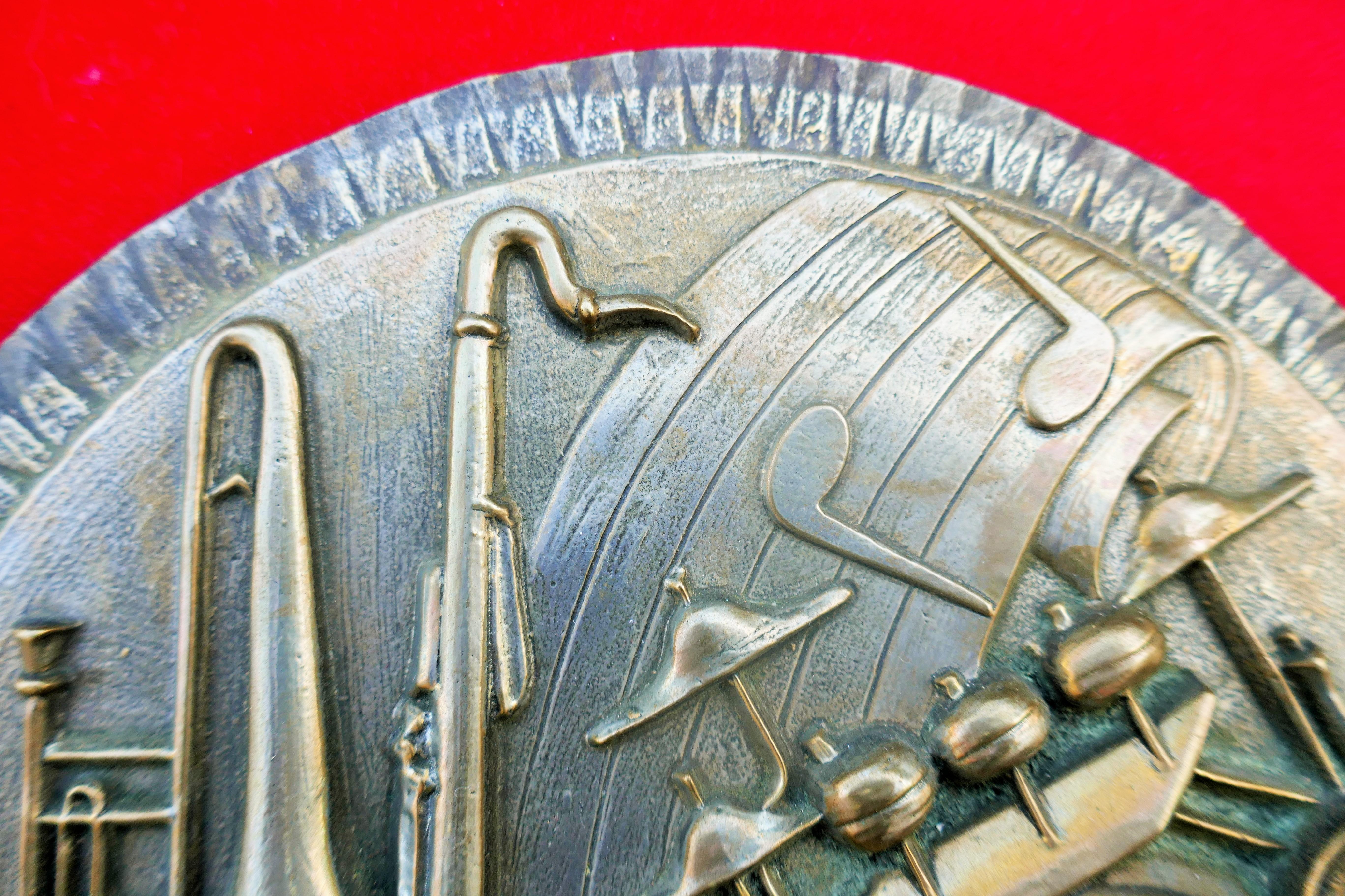 Zwei große Wandskulpturen von Musikinstrumenten - Lorioli (Grammy Award) im Angebot 5