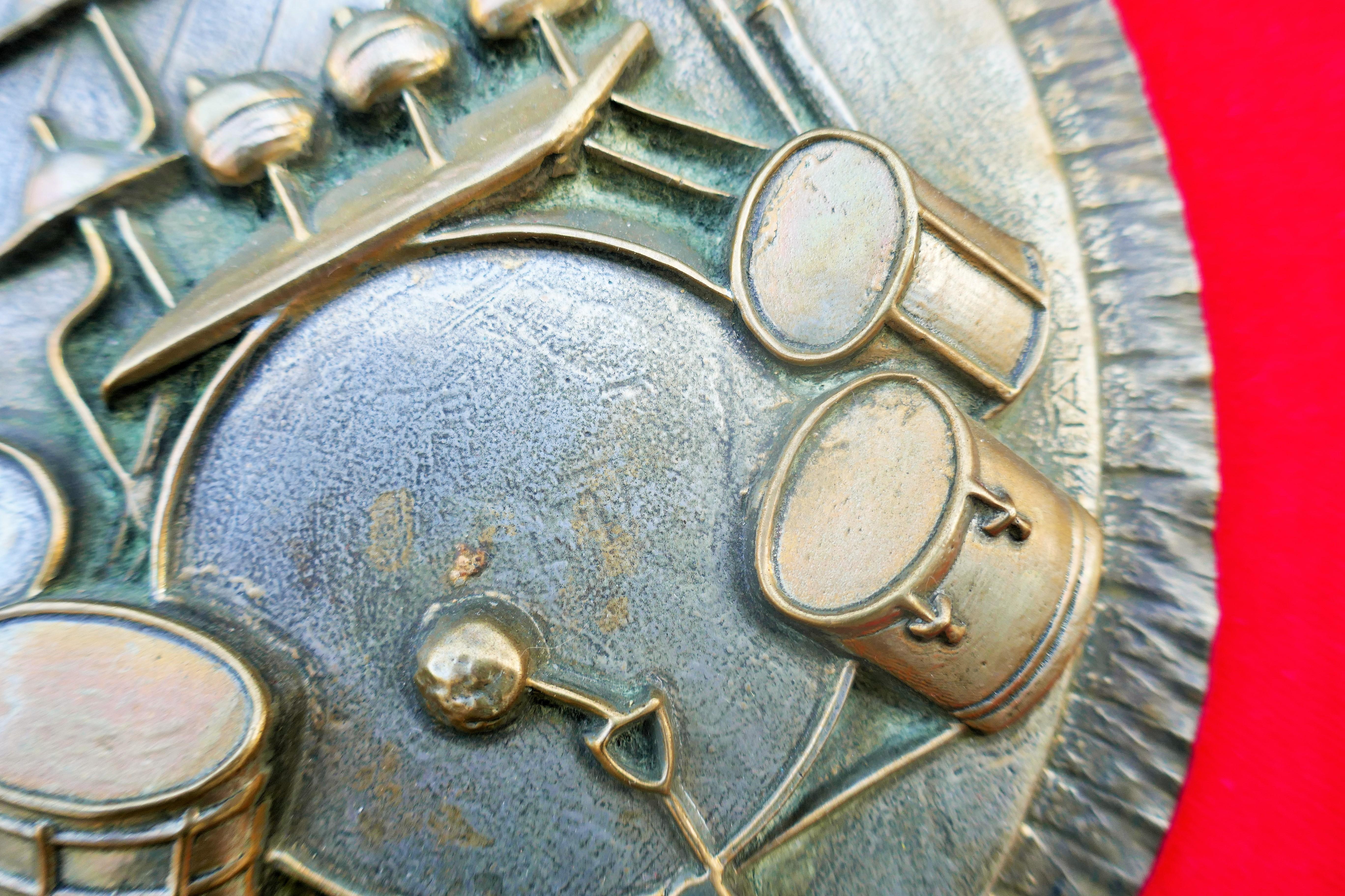 Zwei große Wandskulpturen von Musikinstrumenten - Lorioli (Grammy Award) im Angebot 8