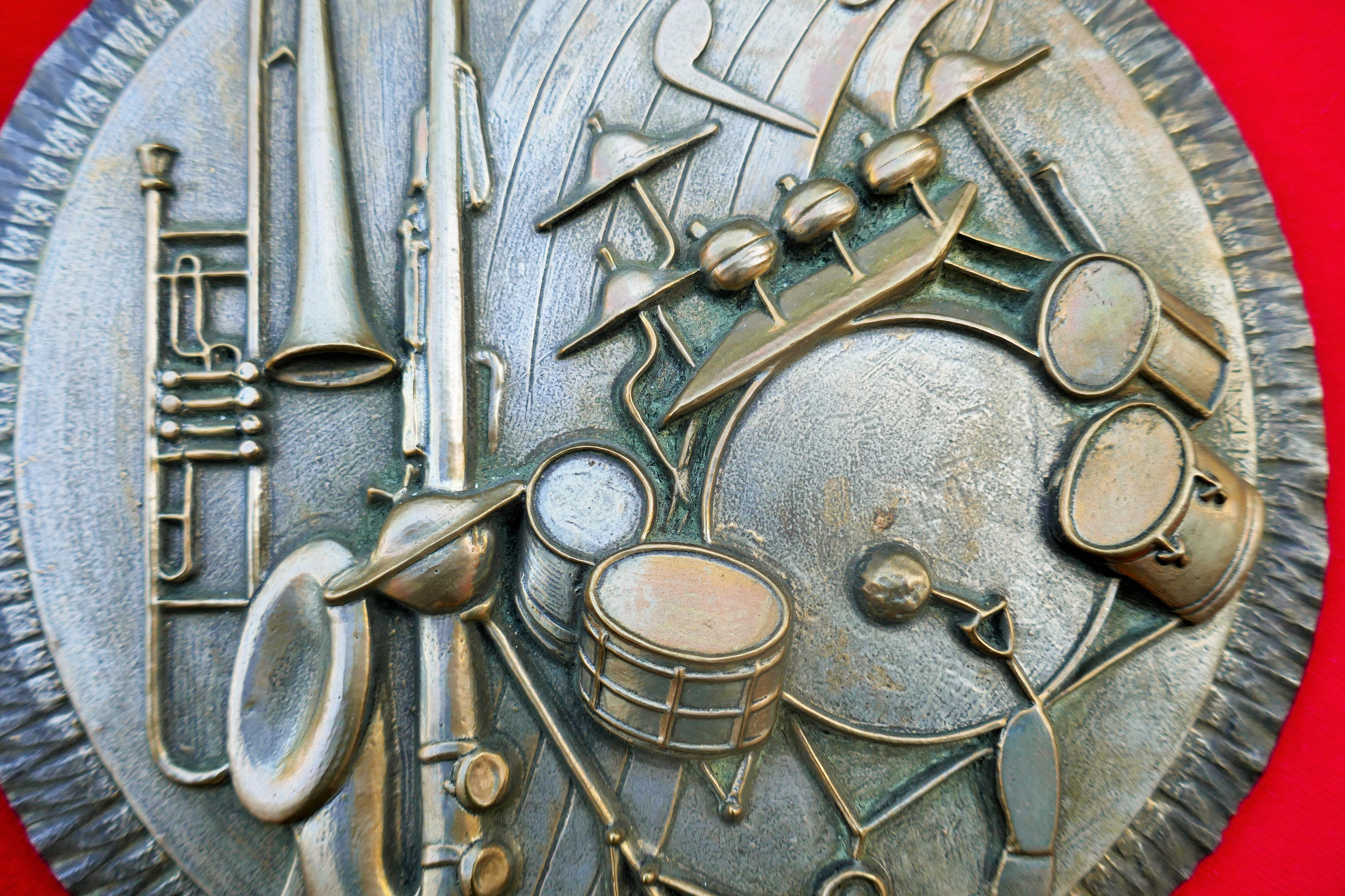 Zwei große Wandskulpturen von Musikinstrumenten - Lorioli (Grammy Award) im Angebot 9