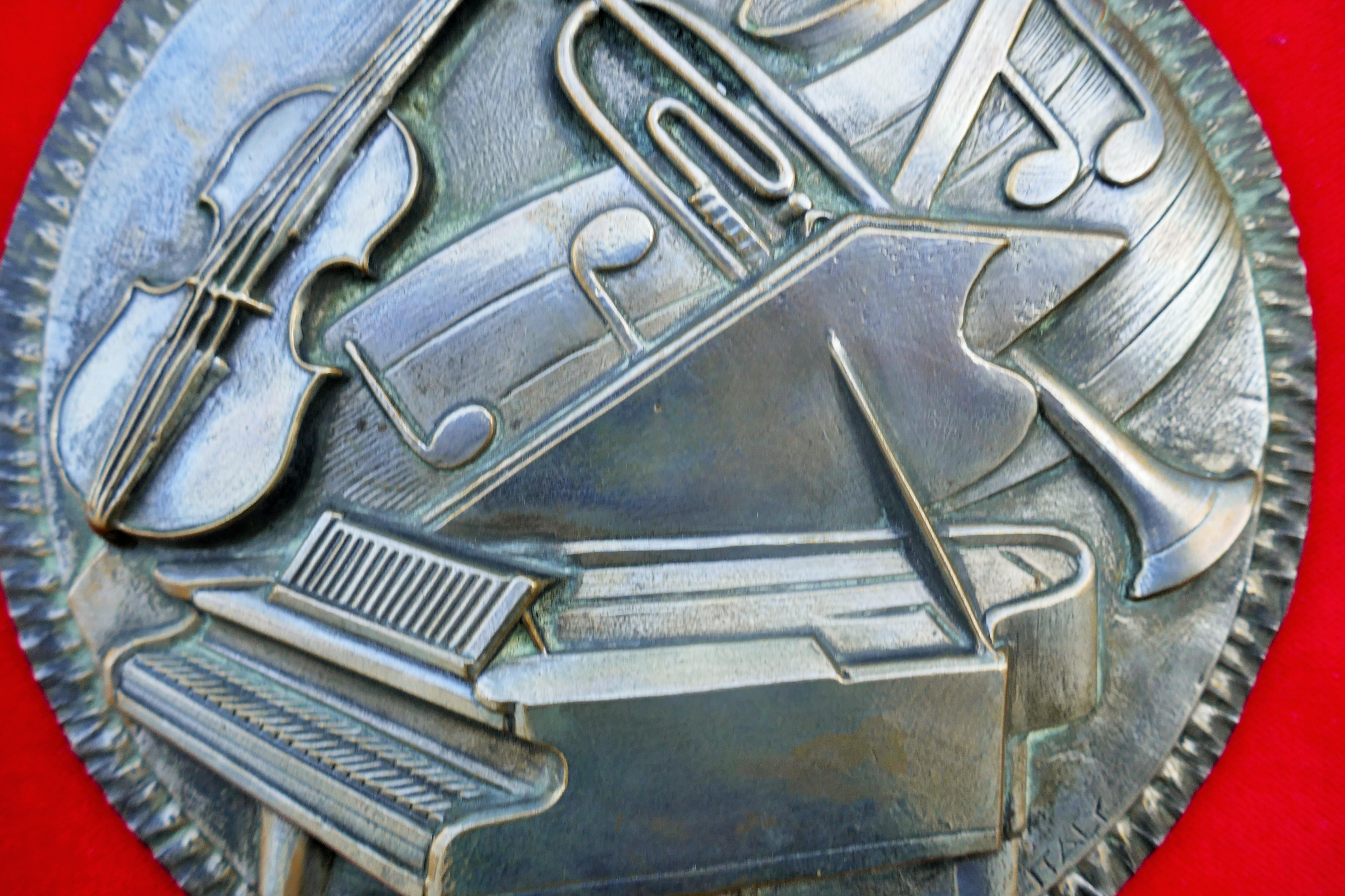 Zwei große Wandskulpturen von Musikinstrumenten - Lorioli (Grammy Award) im Angebot 10