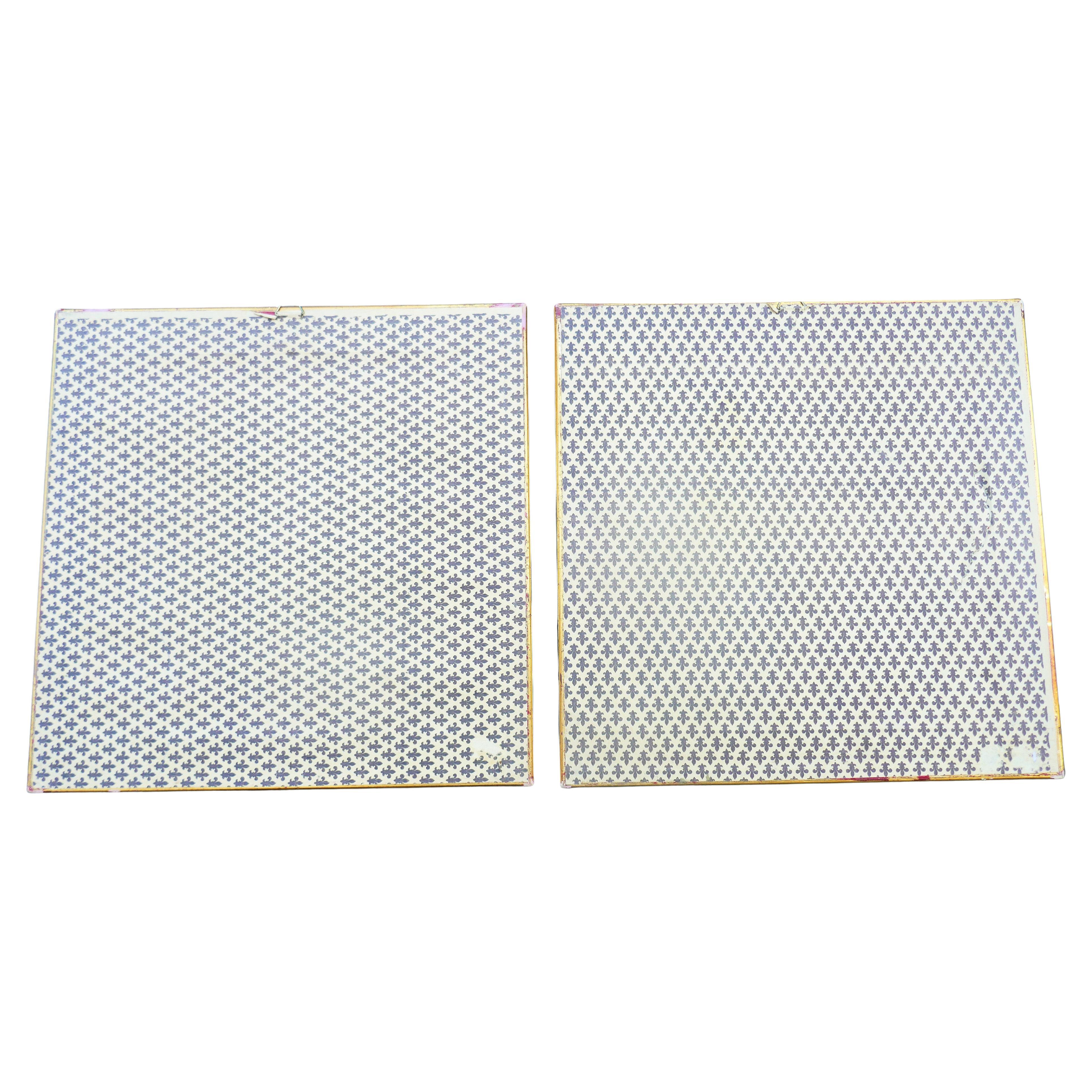 Ein Paar große Wandskulpturen mit Musikinstrumenten.
Beide sind mit 