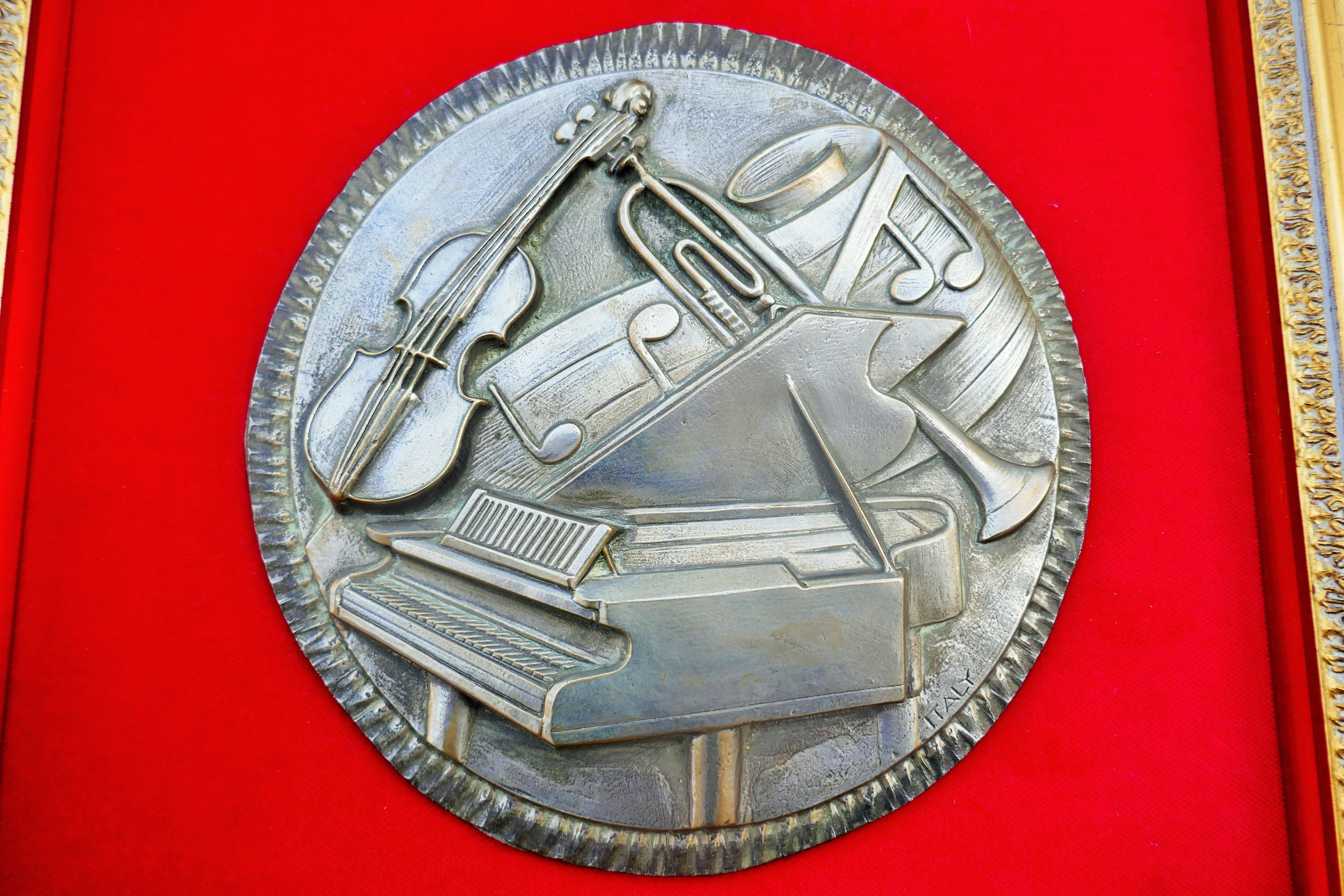 Zwei große Wandskulpturen von Musikinstrumenten - Lorioli (Grammy Award) (Late 20th Century) im Angebot