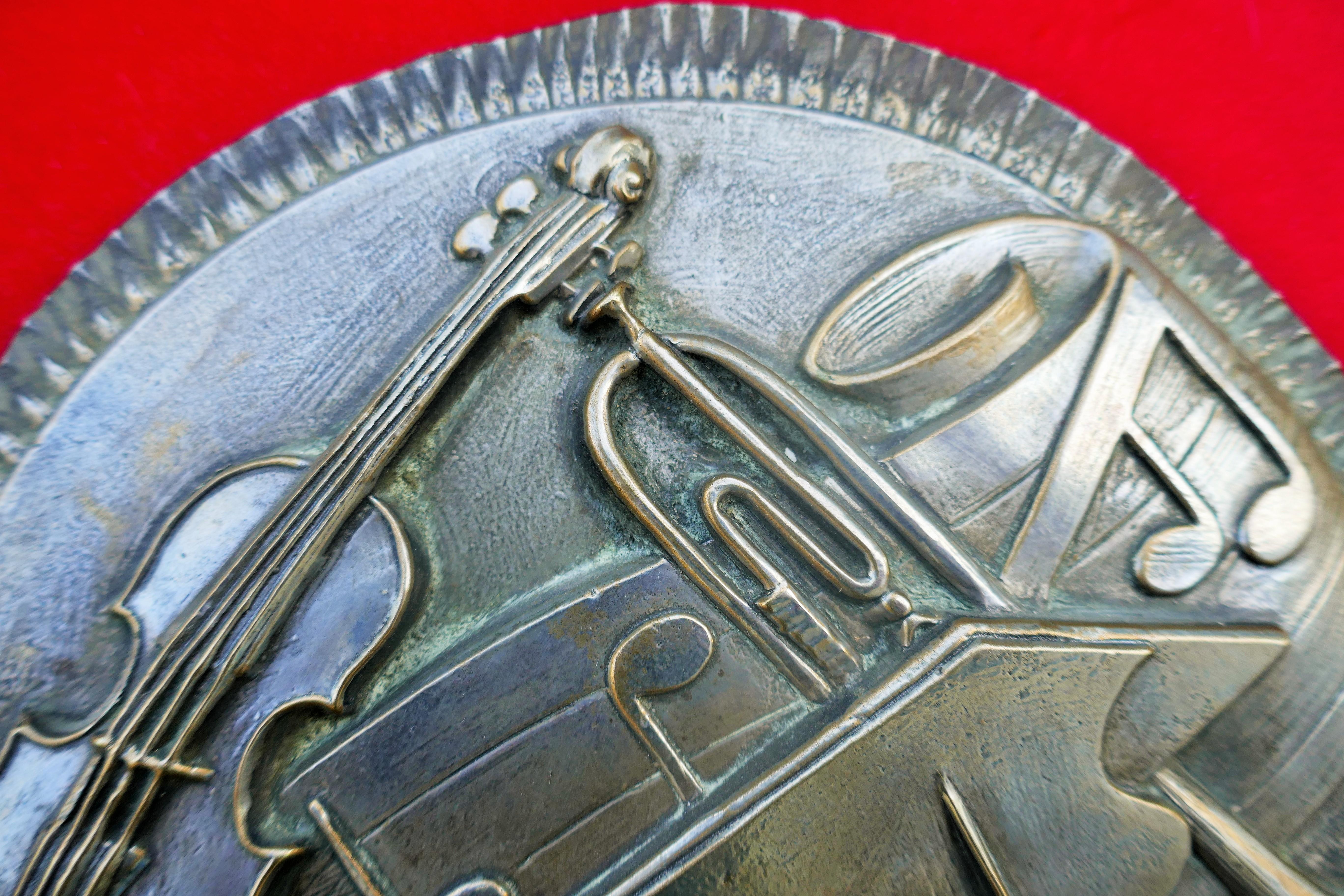 Zwei große Wandskulpturen von Musikinstrumenten - Lorioli (Grammy Award) (Metall) im Angebot