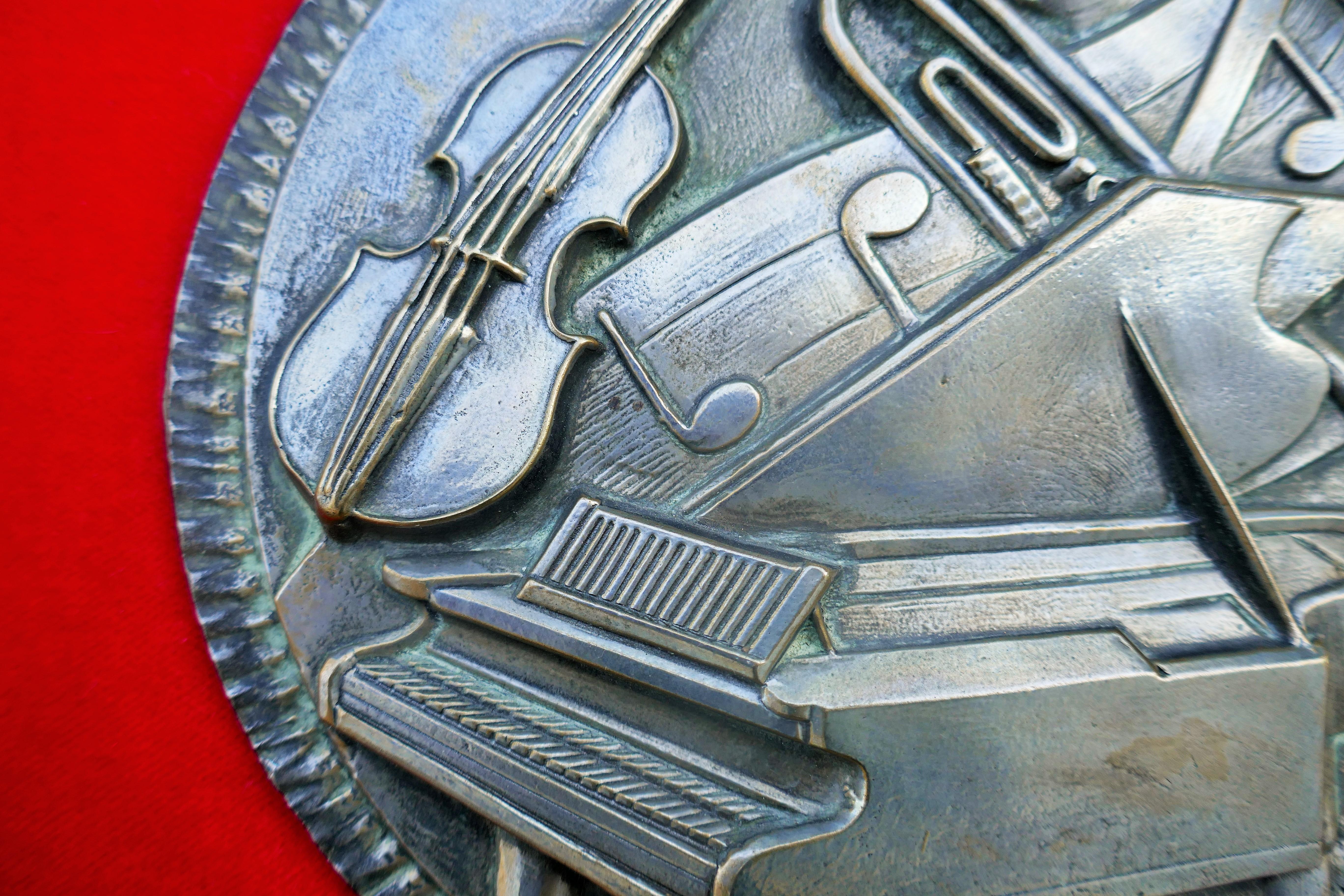 Zwei große Wandskulpturen von Musikinstrumenten - Lorioli (Grammy Award) im Angebot 2