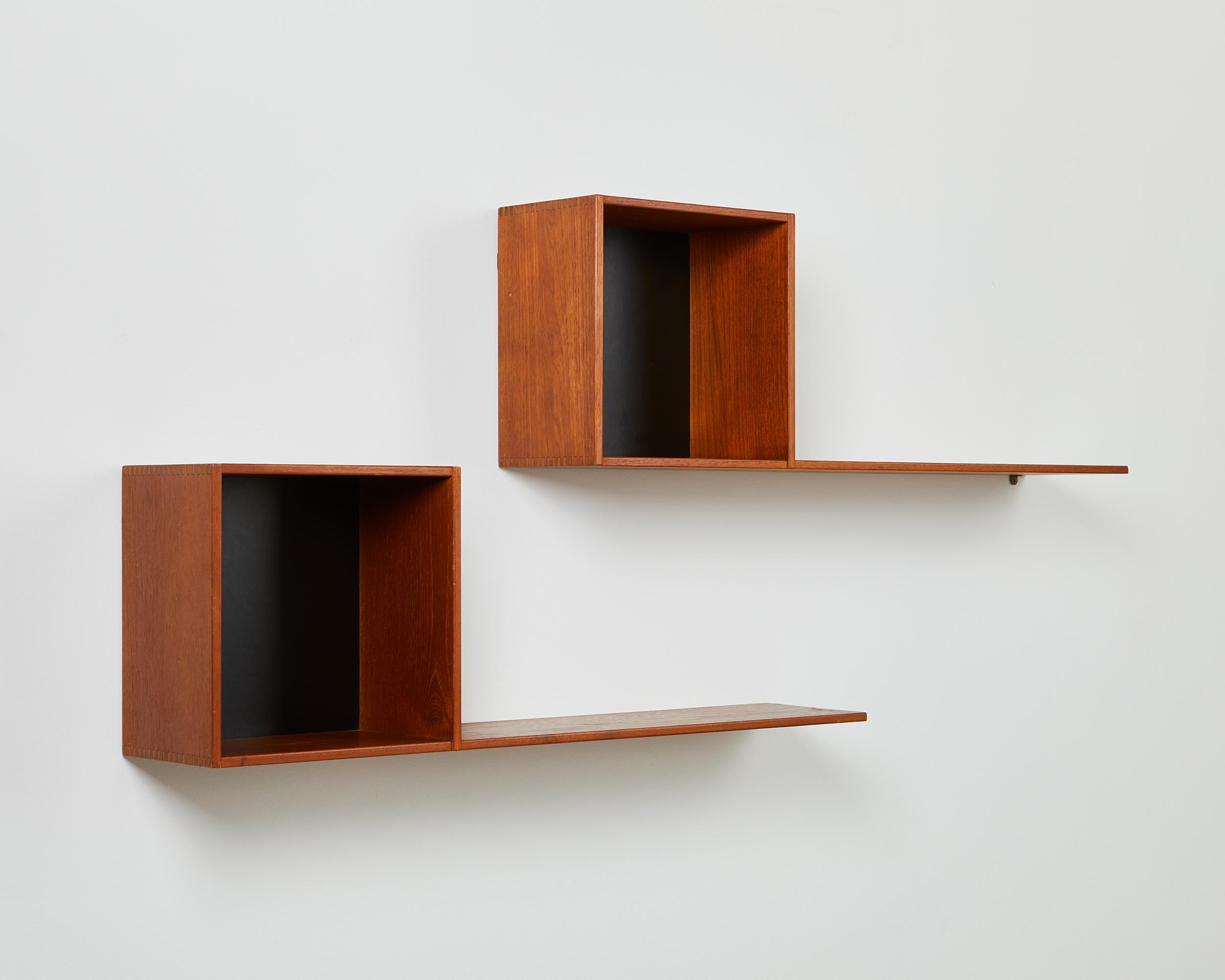 Pair of wall shelves, anonymous,
Sweden, 1950s.

Teak.

Dimensions:
H: 30 cm / 11 3/4