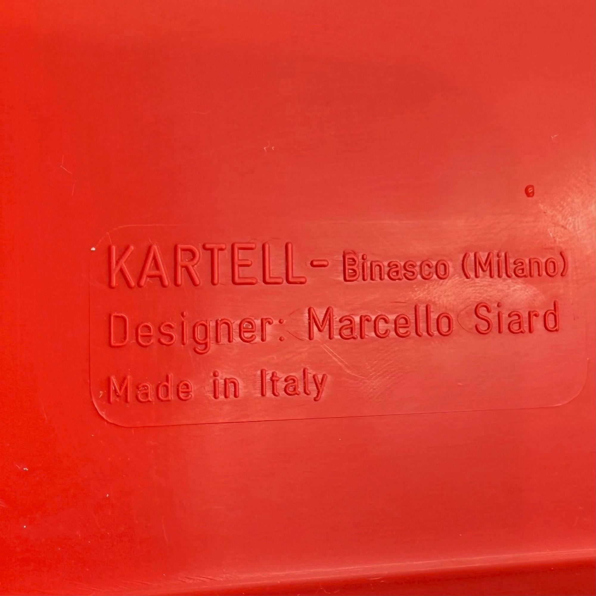 Pareja de estanterías originales Kartell diseñadas por Marcello Siard en los años 70: una auténtica joya para los amantes del diseño plástico italiano.

Fabricados en plástico termoformado brillante, estos icónicos muebles altos muestran audaces