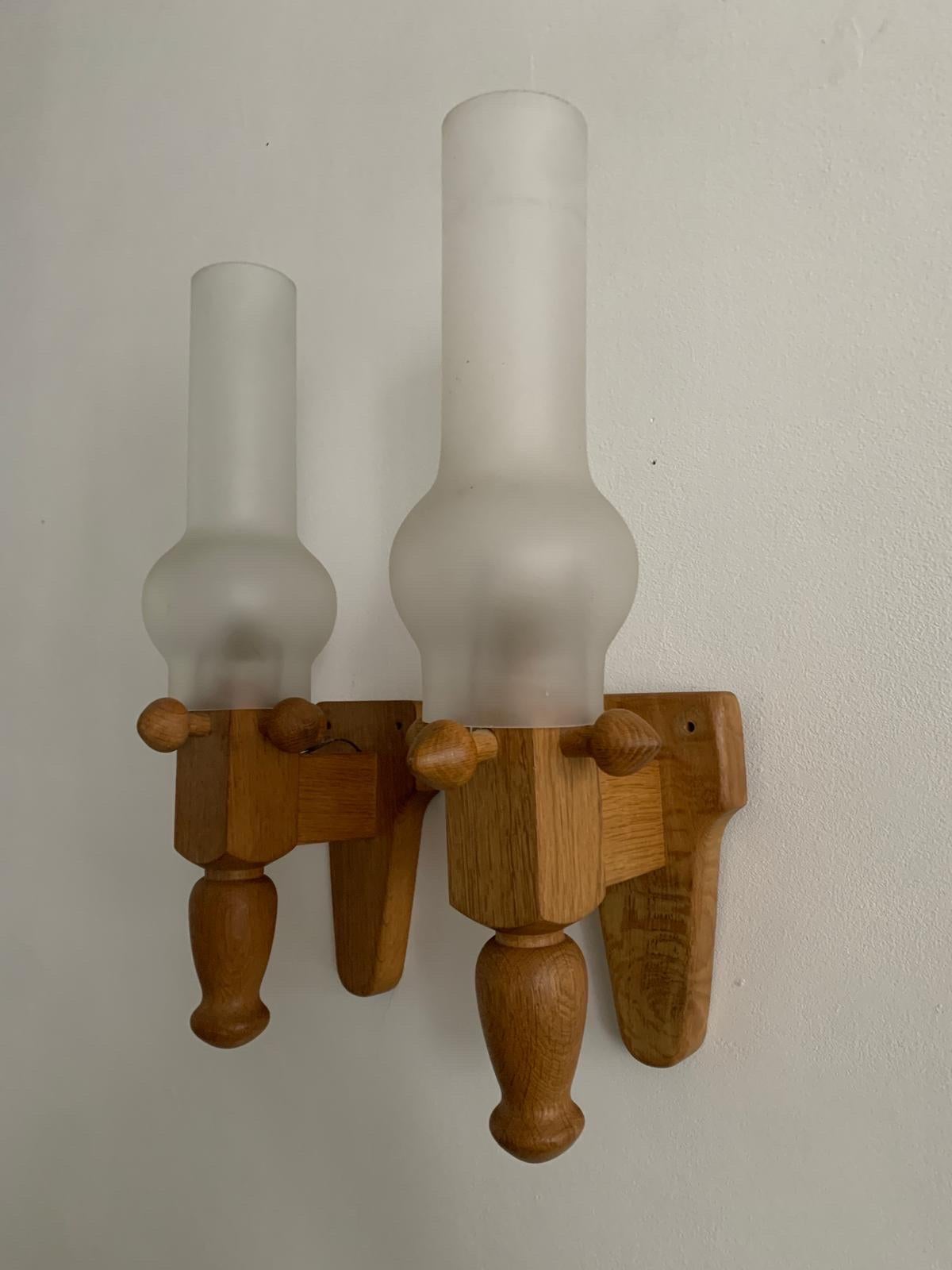 Ein Paar Wandleuchter von Guillerme et chambron aus Eiche und Glas