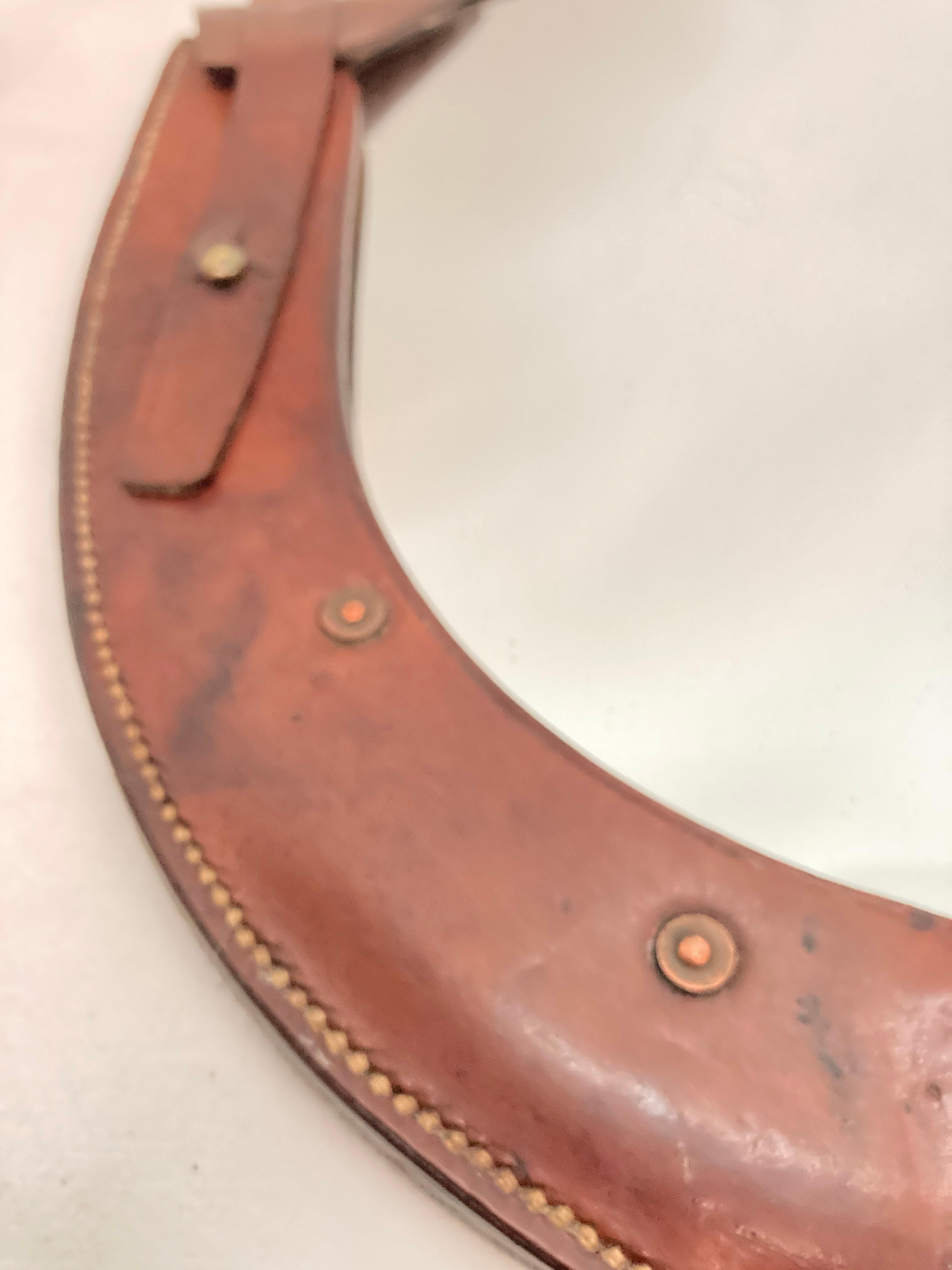 Francese Coppia di specchi da parete cuciti nello stile di Jacques Adnet in vendita